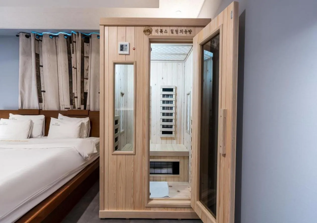 Bedroom, Bed in Mokpo New Evergreen Hotel