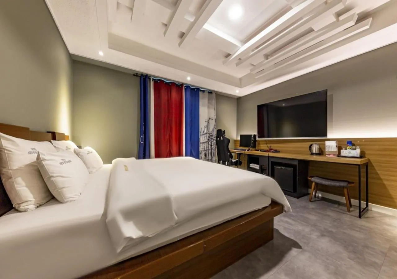 Bedroom, Bed in Mokpo New Evergreen Hotel
