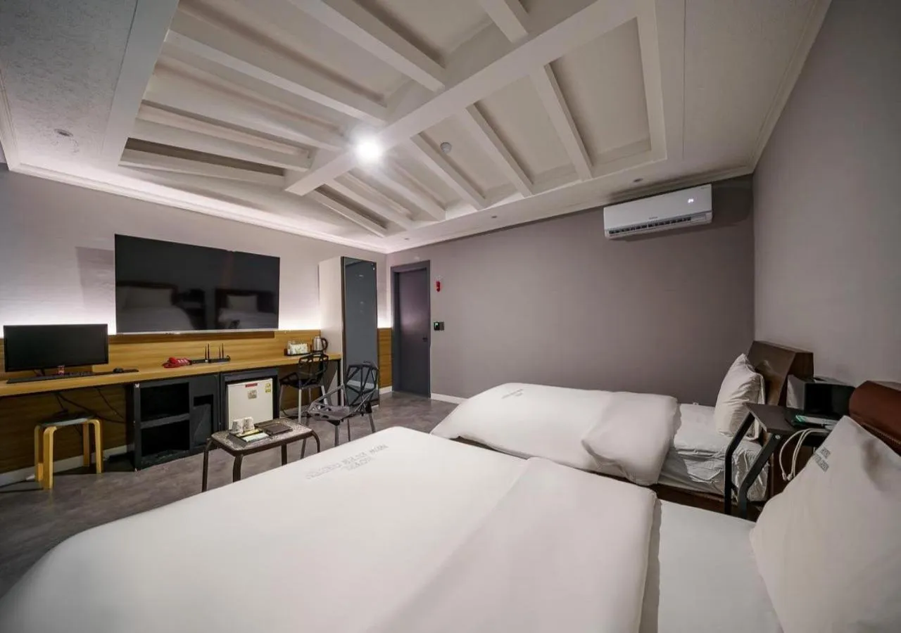 Bedroom, Bed in Mokpo New Evergreen Hotel