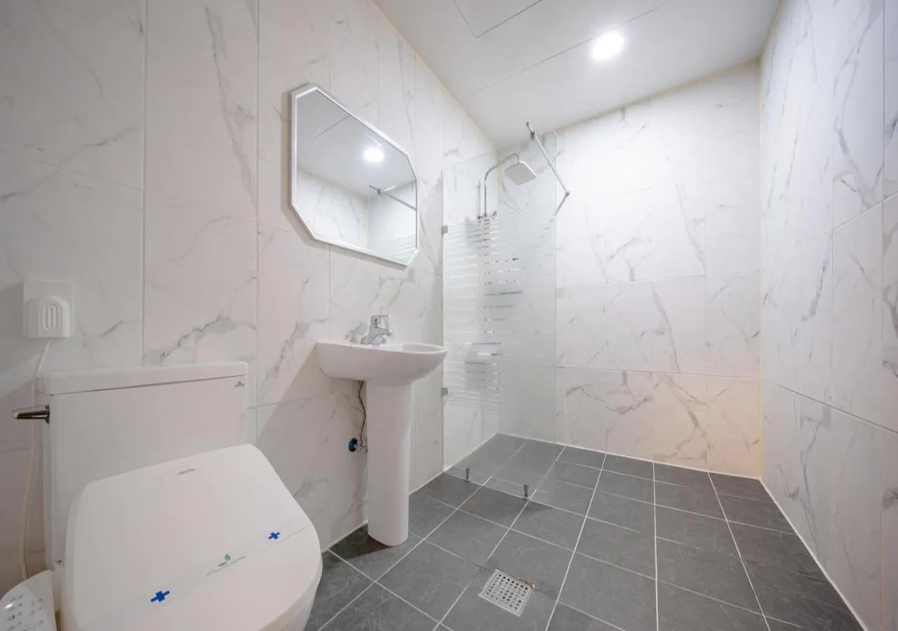 Bathroom in Mokpo New Evergreen Hotel