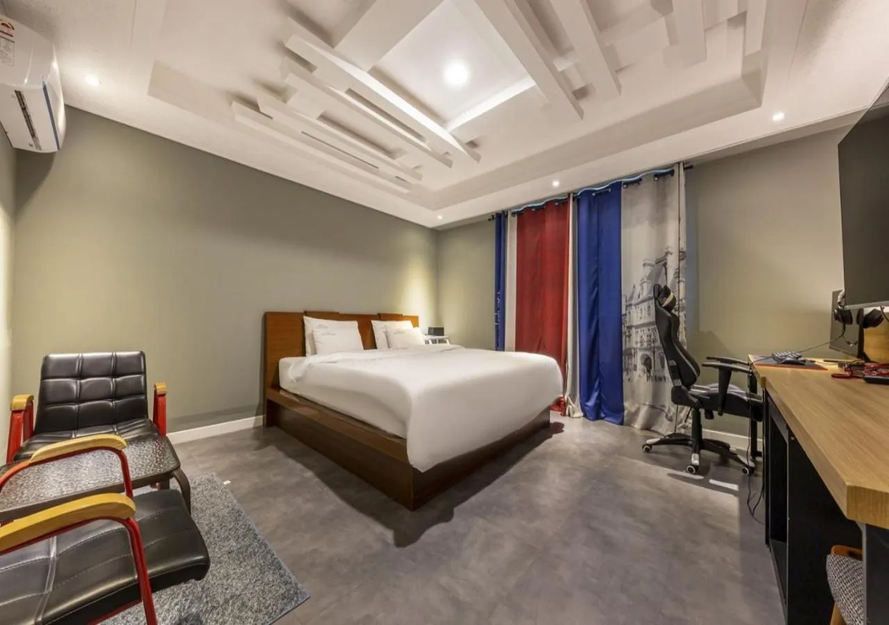 Bedroom, Bed in Mokpo New Evergreen Hotel