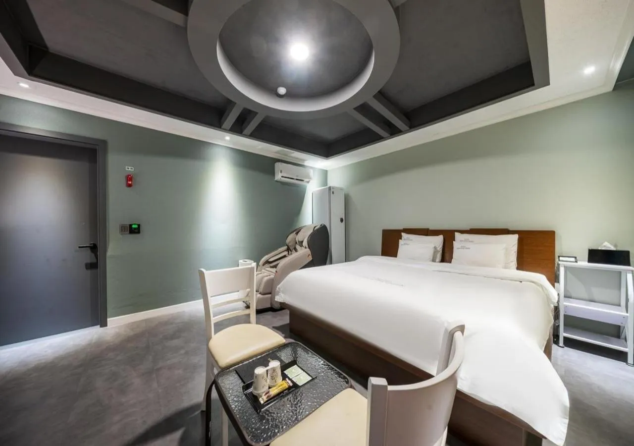 Bedroom, Bed in Mokpo New Evergreen Hotel