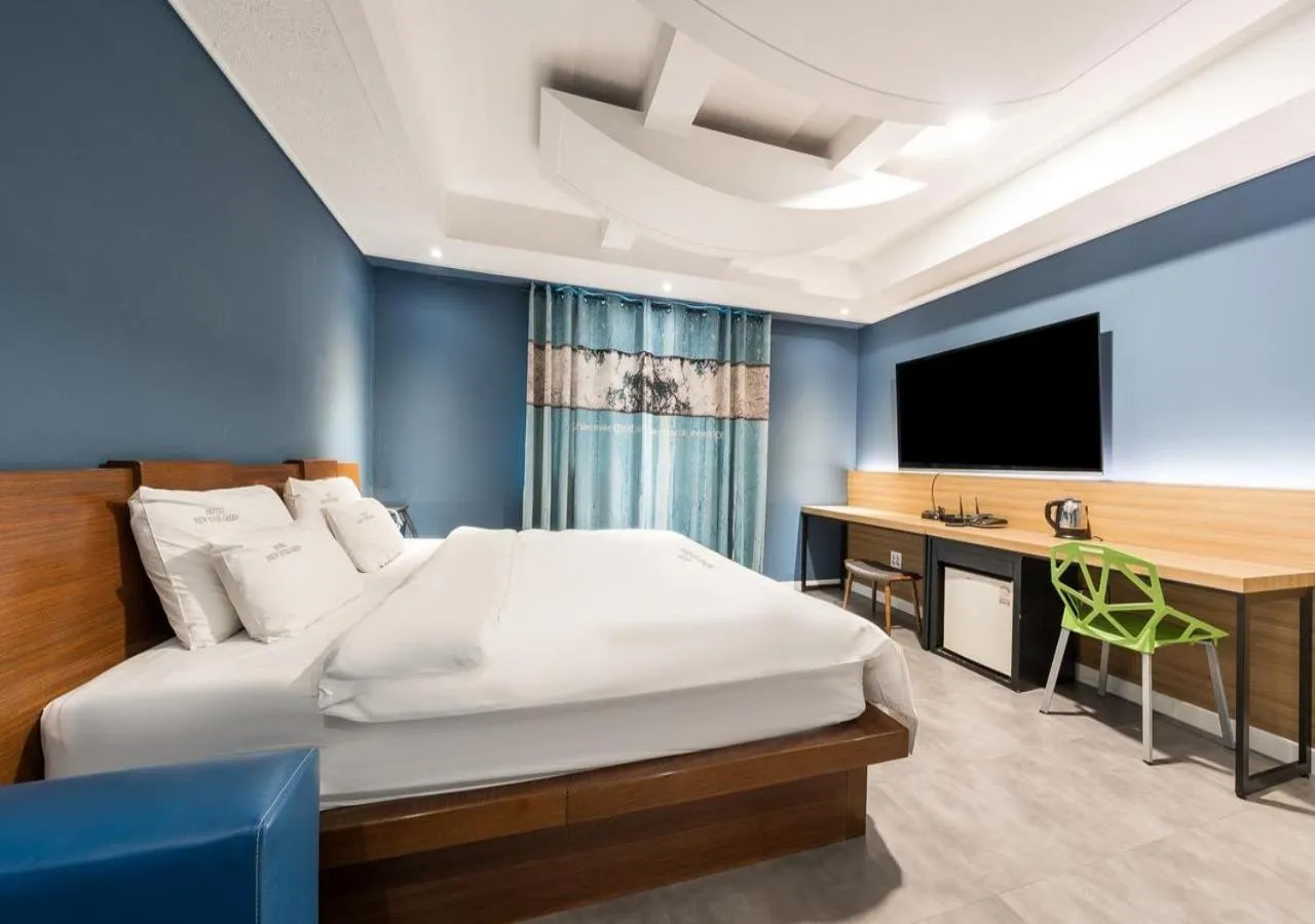 Bedroom, Bed in Mokpo New Evergreen Hotel