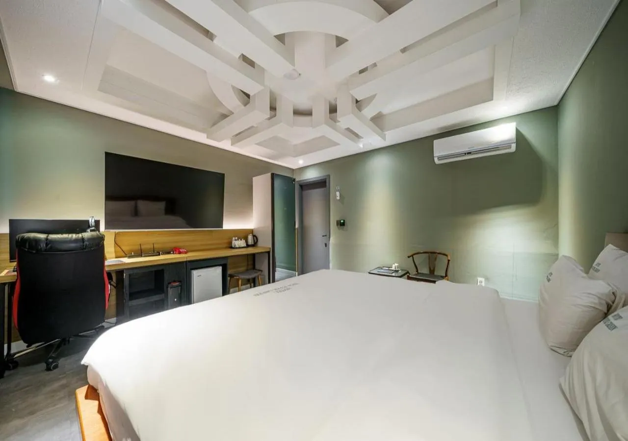 Bedroom, Bed in Mokpo New Evergreen Hotel