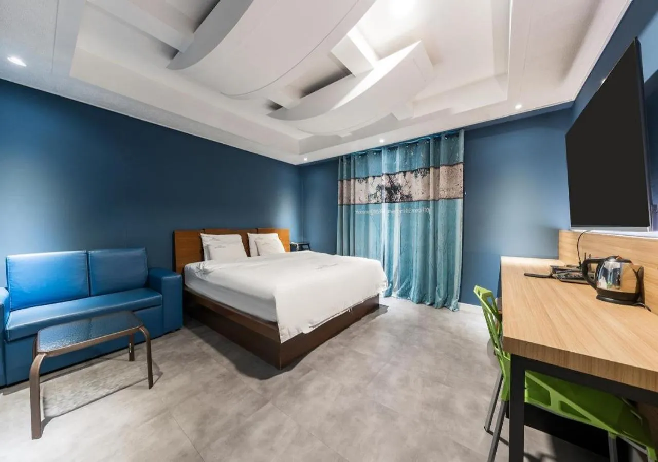 Bedroom, Bed in Mokpo New Evergreen Hotel