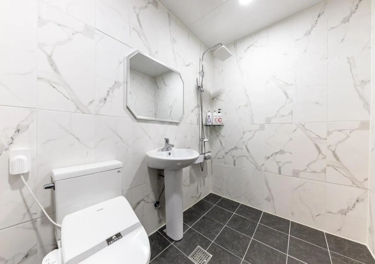 Bathroom in Mokpo New Evergreen Hotel