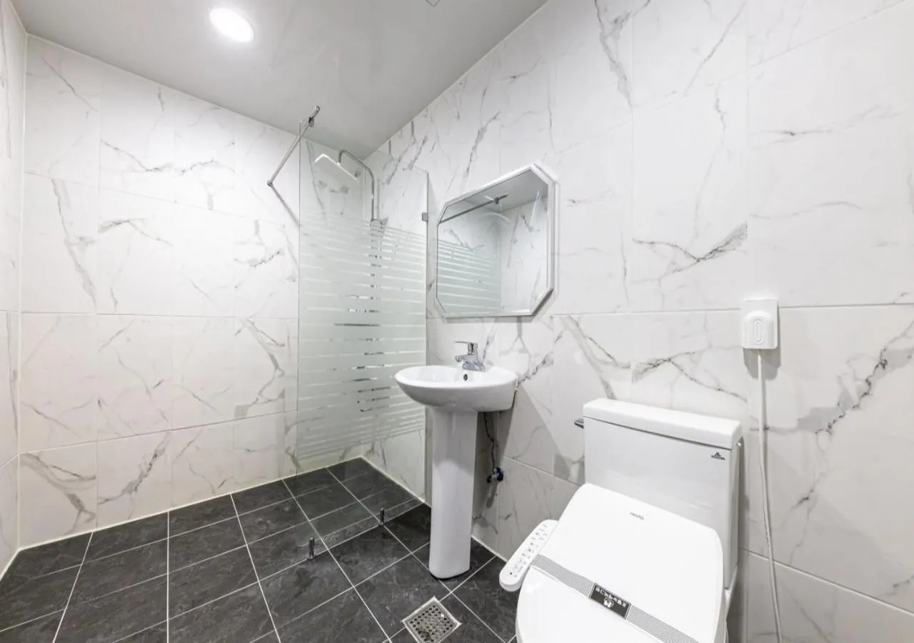 Bathroom in Mokpo New Evergreen Hotel