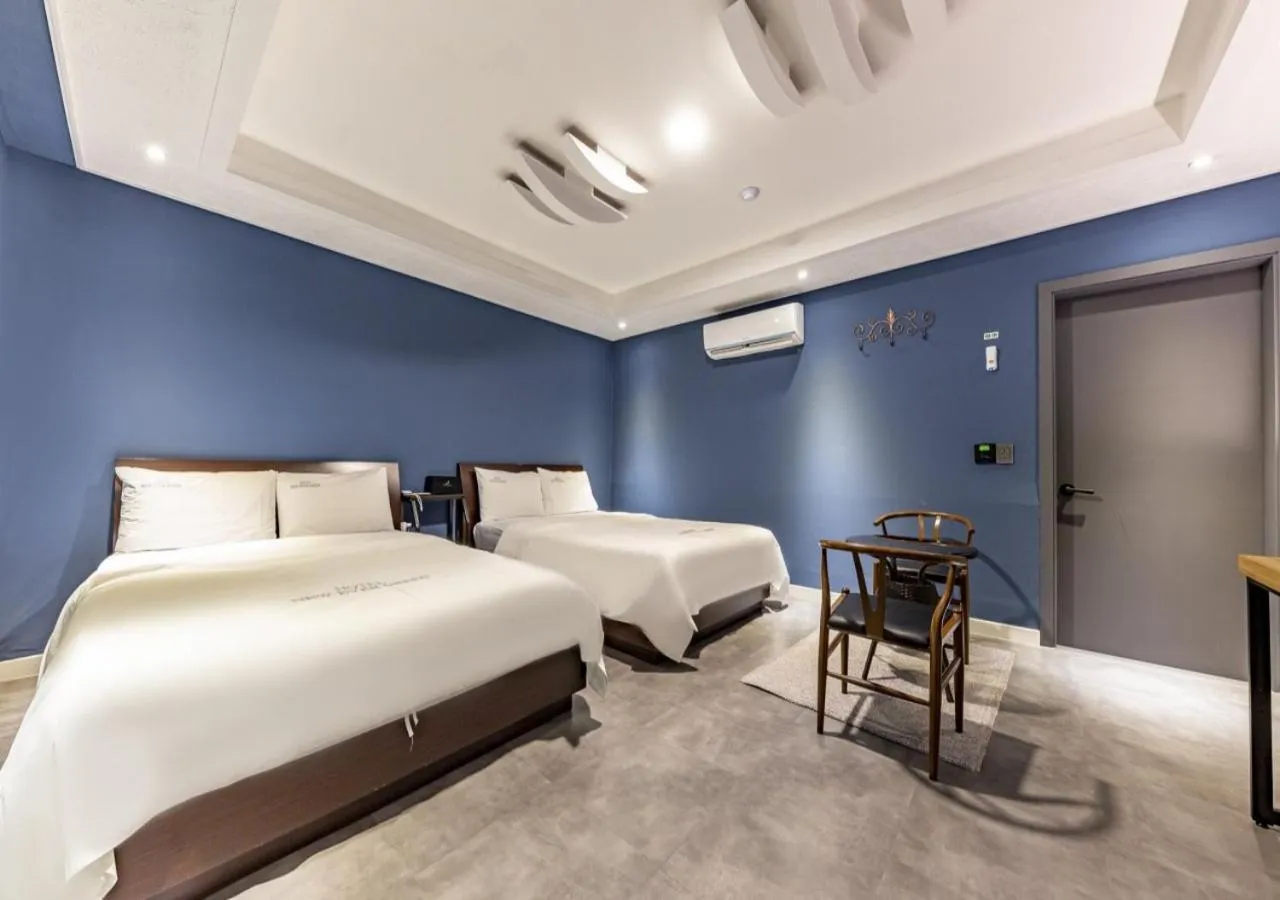 Bedroom, Bed in Mokpo New Evergreen Hotel