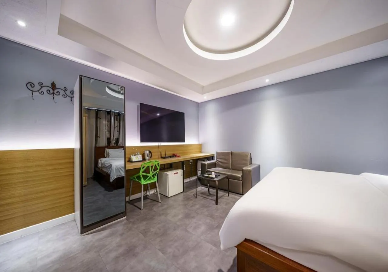 Bedroom, Bed in Mokpo New Evergreen Hotel