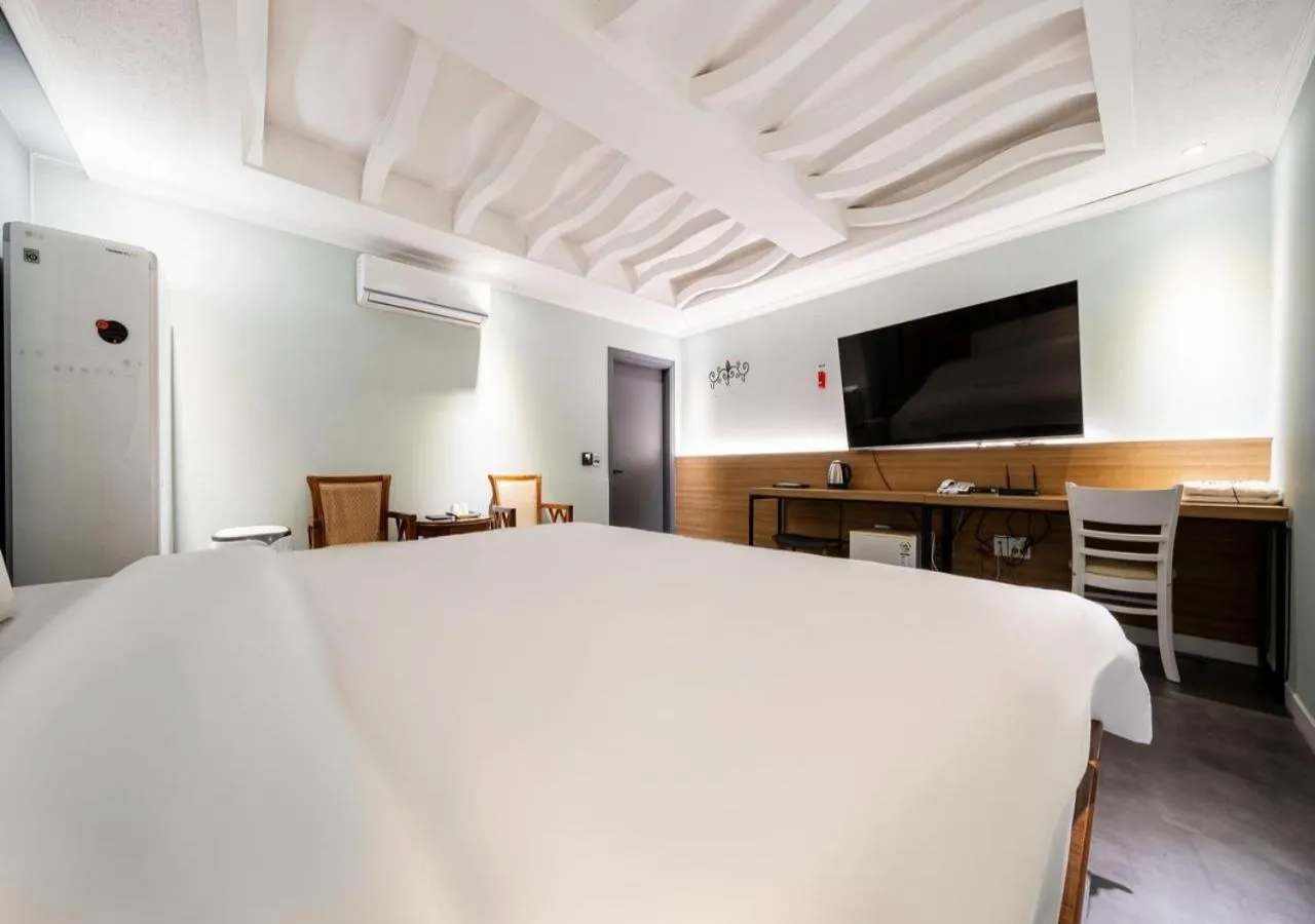 Bedroom, Bed in Mokpo New Evergreen Hotel