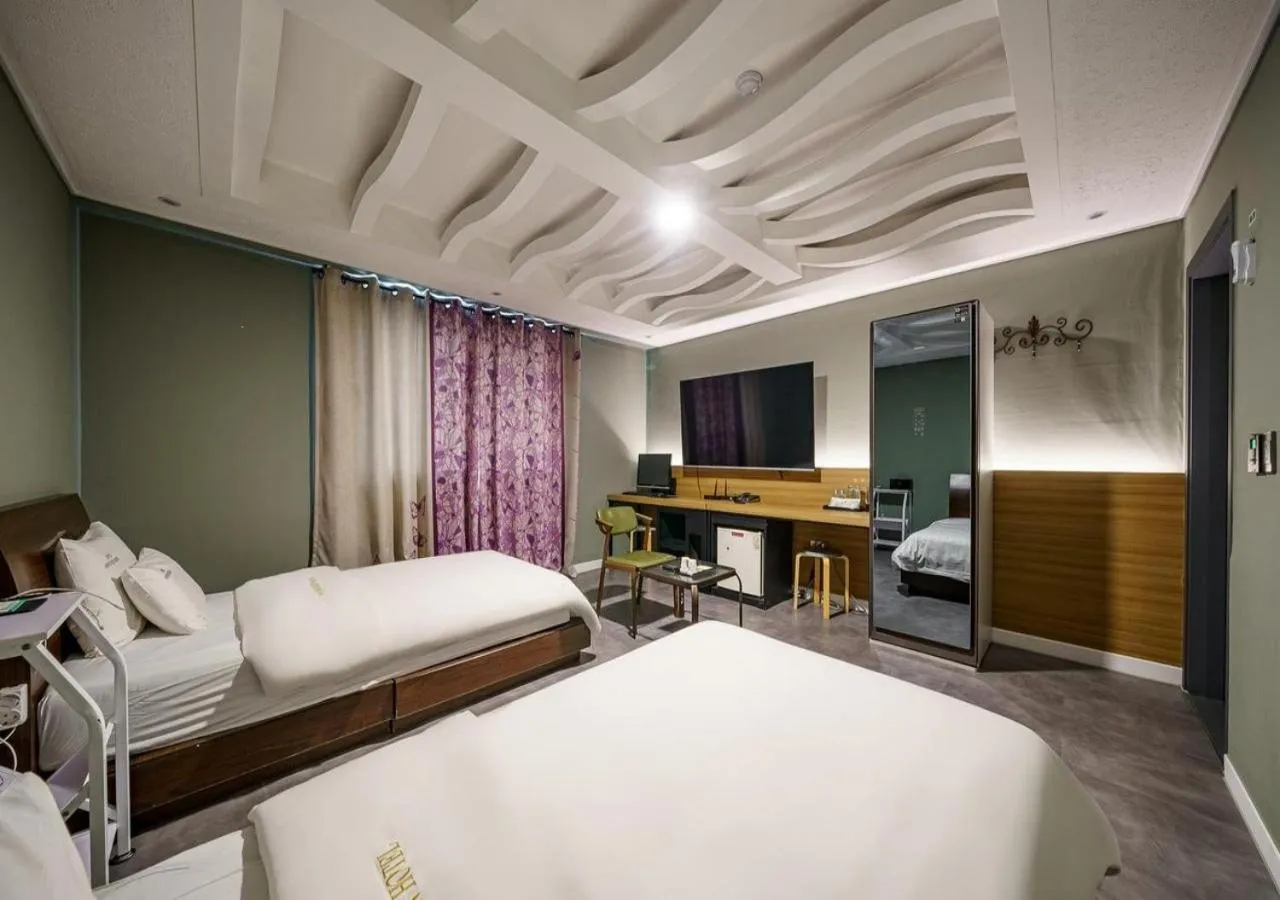Bedroom, Bed in Mokpo New Evergreen Hotel