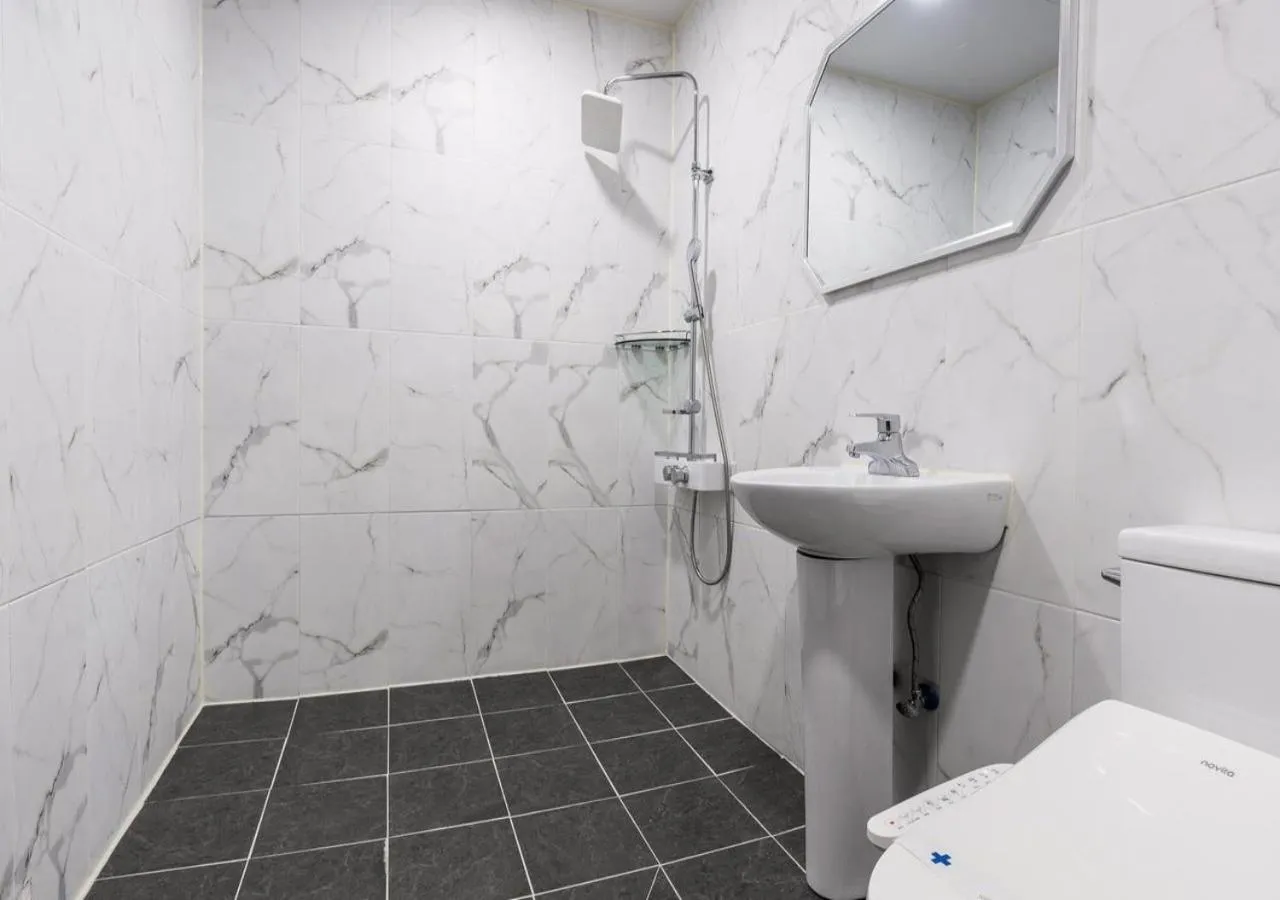 Bathroom in Mokpo New Evergreen Hotel