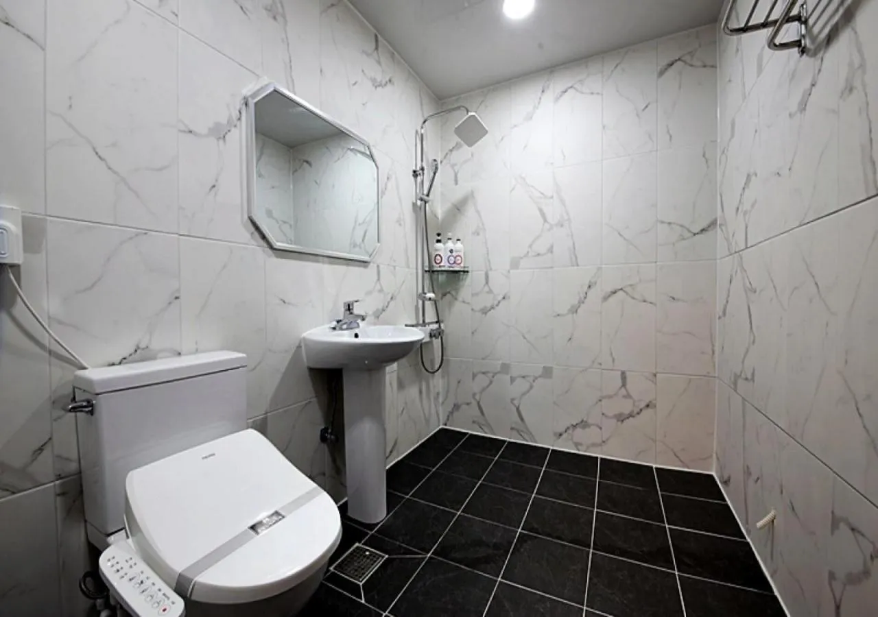 Bathroom in Mokpo New Evergreen Hotel