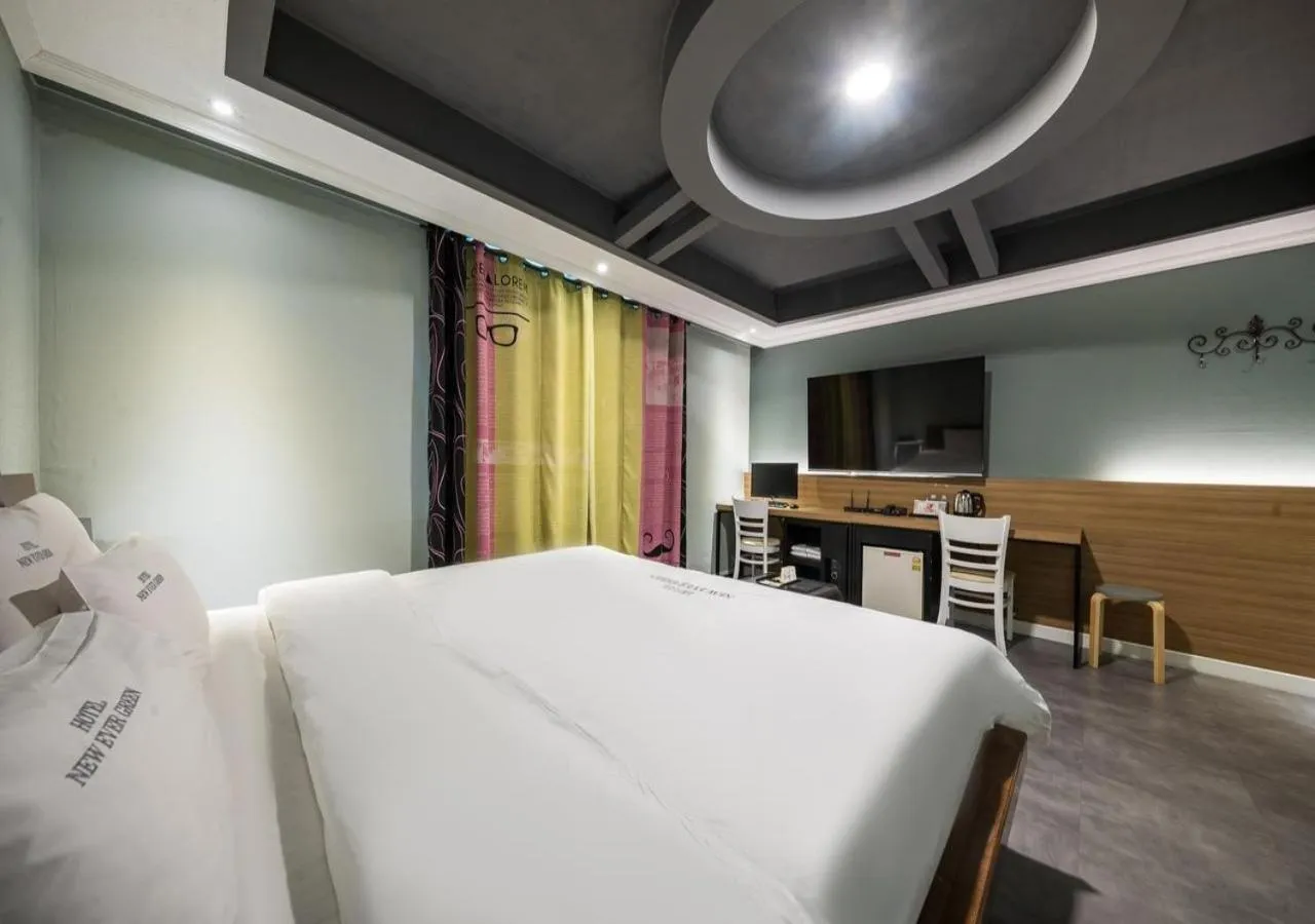 Bedroom, Bed in Mokpo New Evergreen Hotel