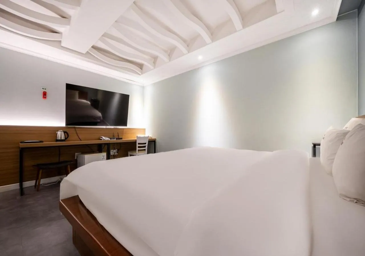 Bedroom, Bed in Mokpo New Evergreen Hotel