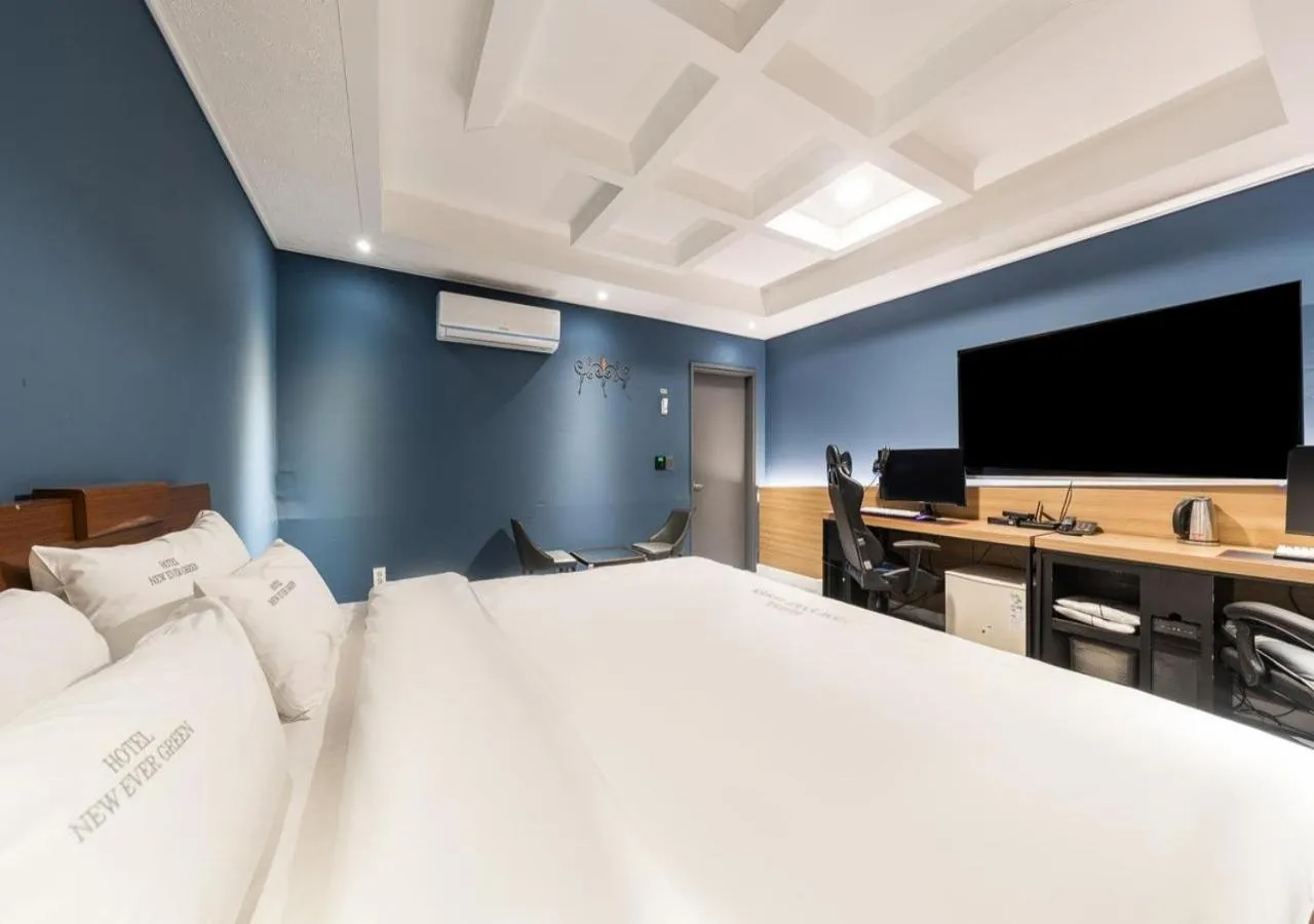 Bedroom, Bed in Mokpo New Evergreen Hotel