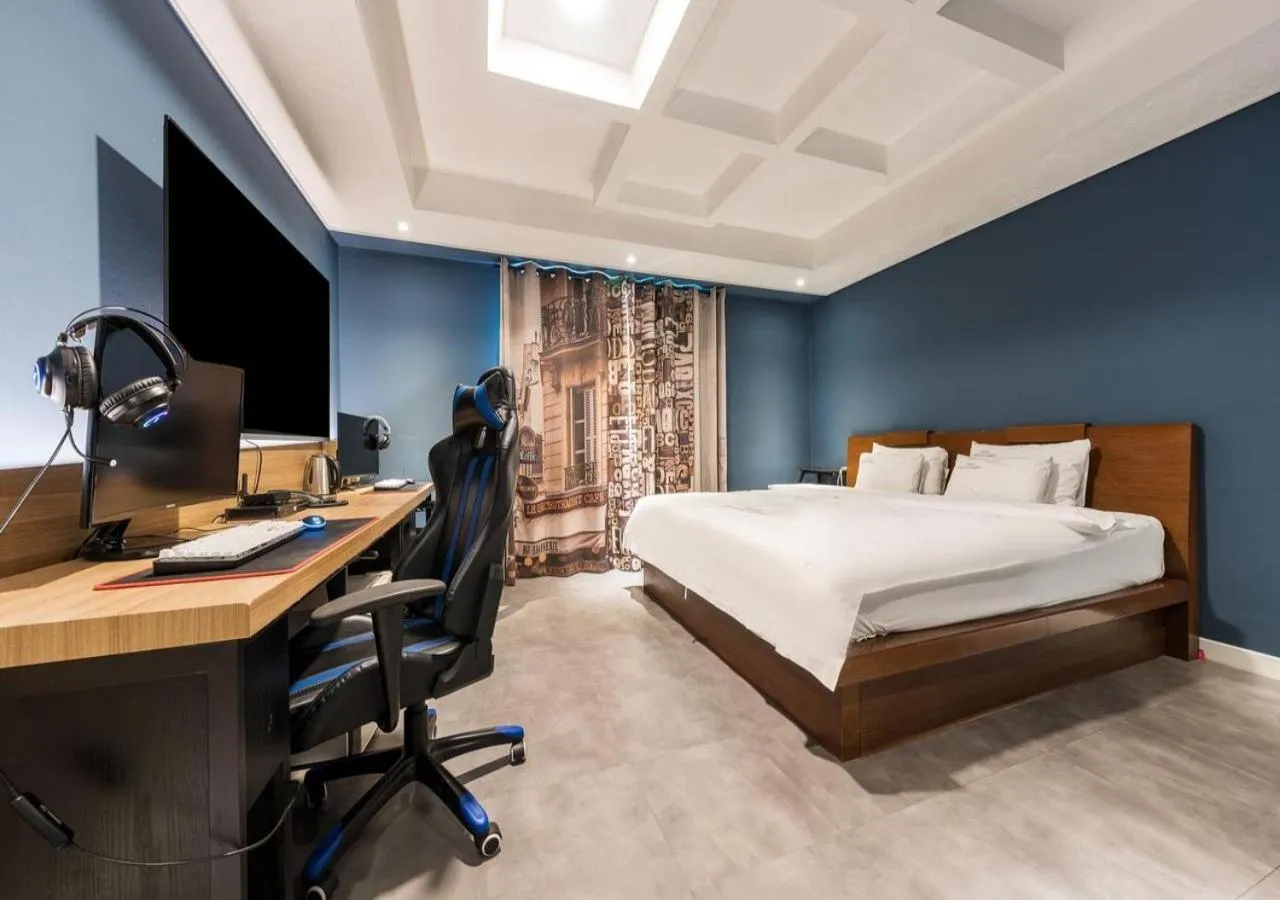 Bedroom, Bed in Mokpo New Evergreen Hotel