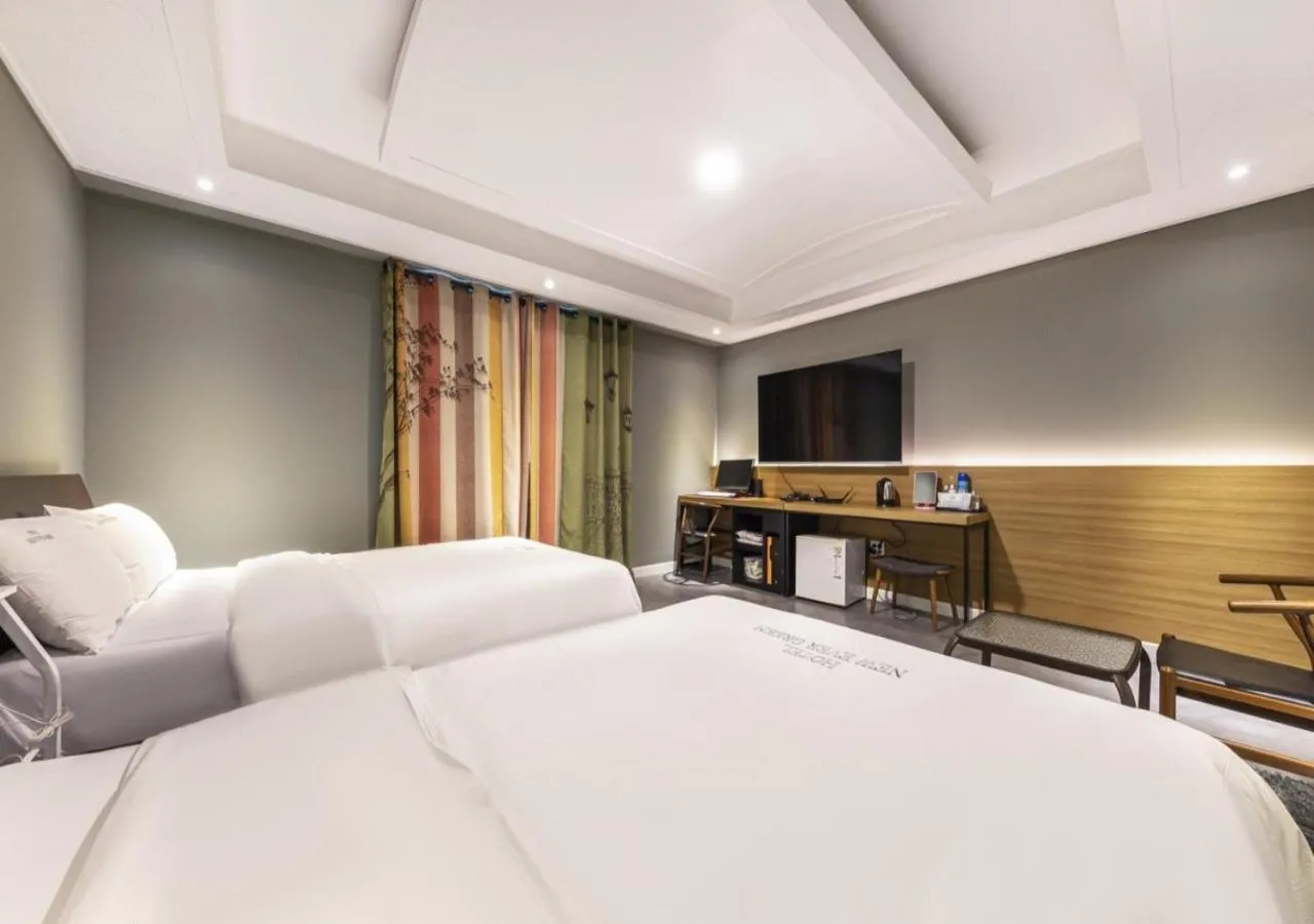 Bedroom, Bed in Mokpo New Evergreen Hotel