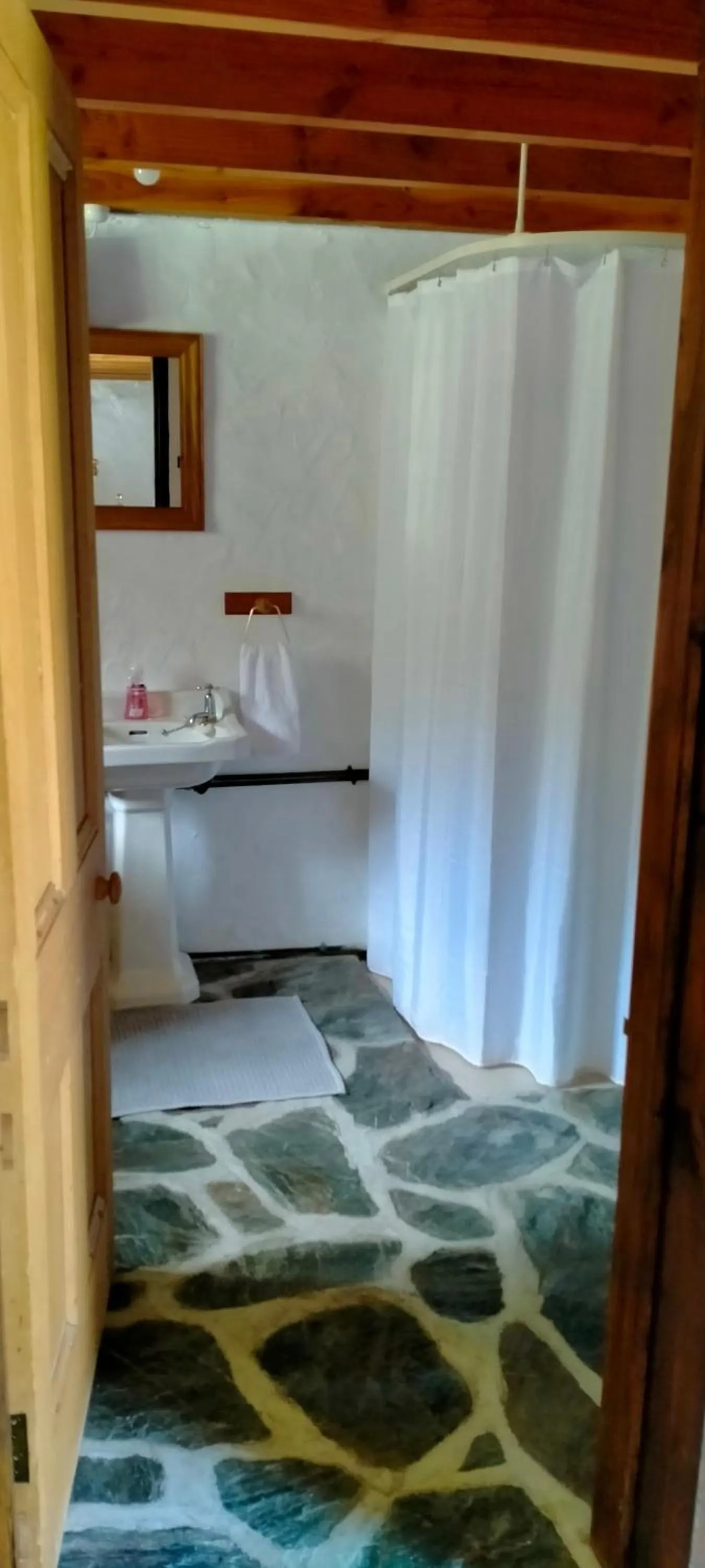 Bathroom, Bed in Queensberry Inn