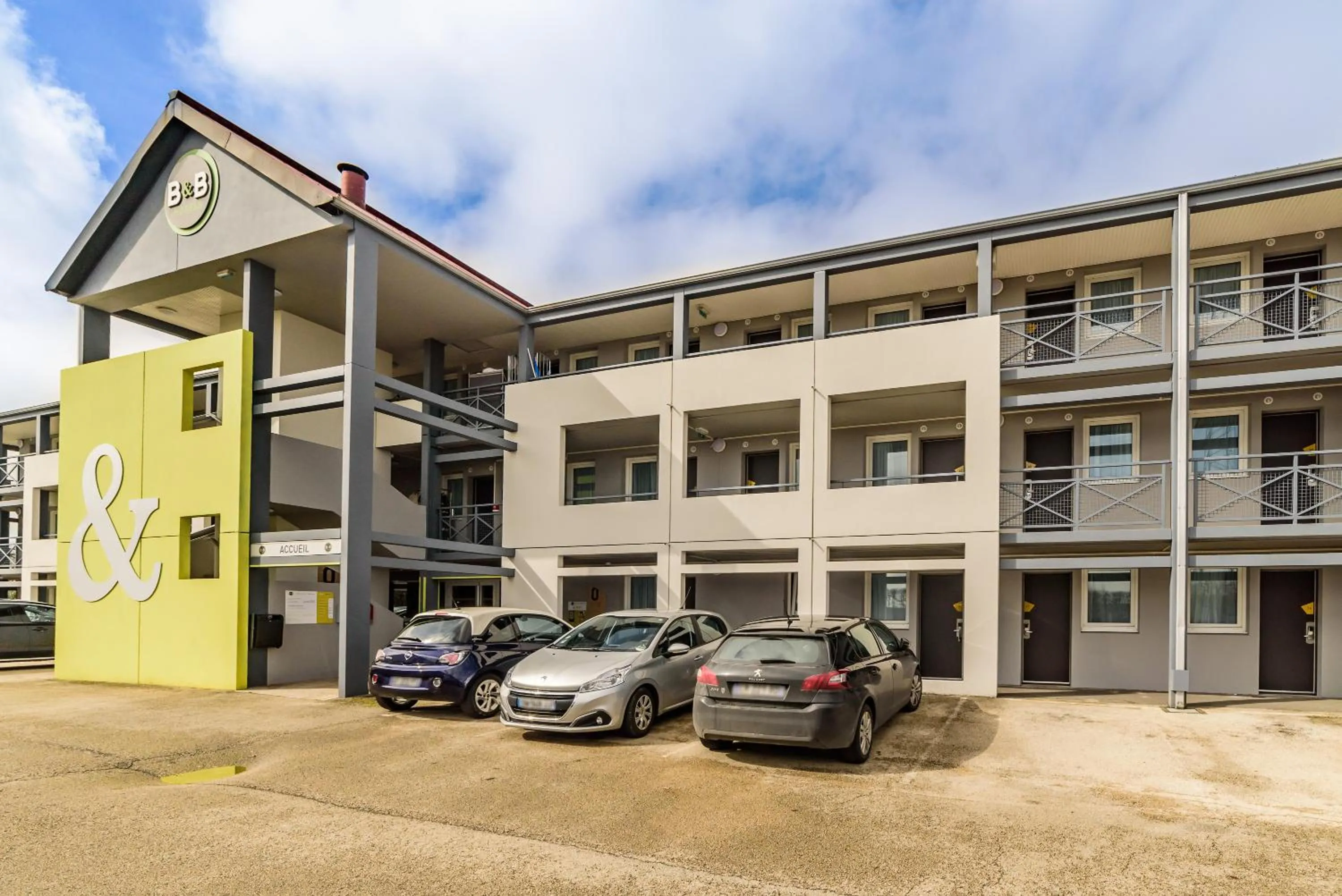 Facade/entrance in B&B HOTEL Dijon Marsannay