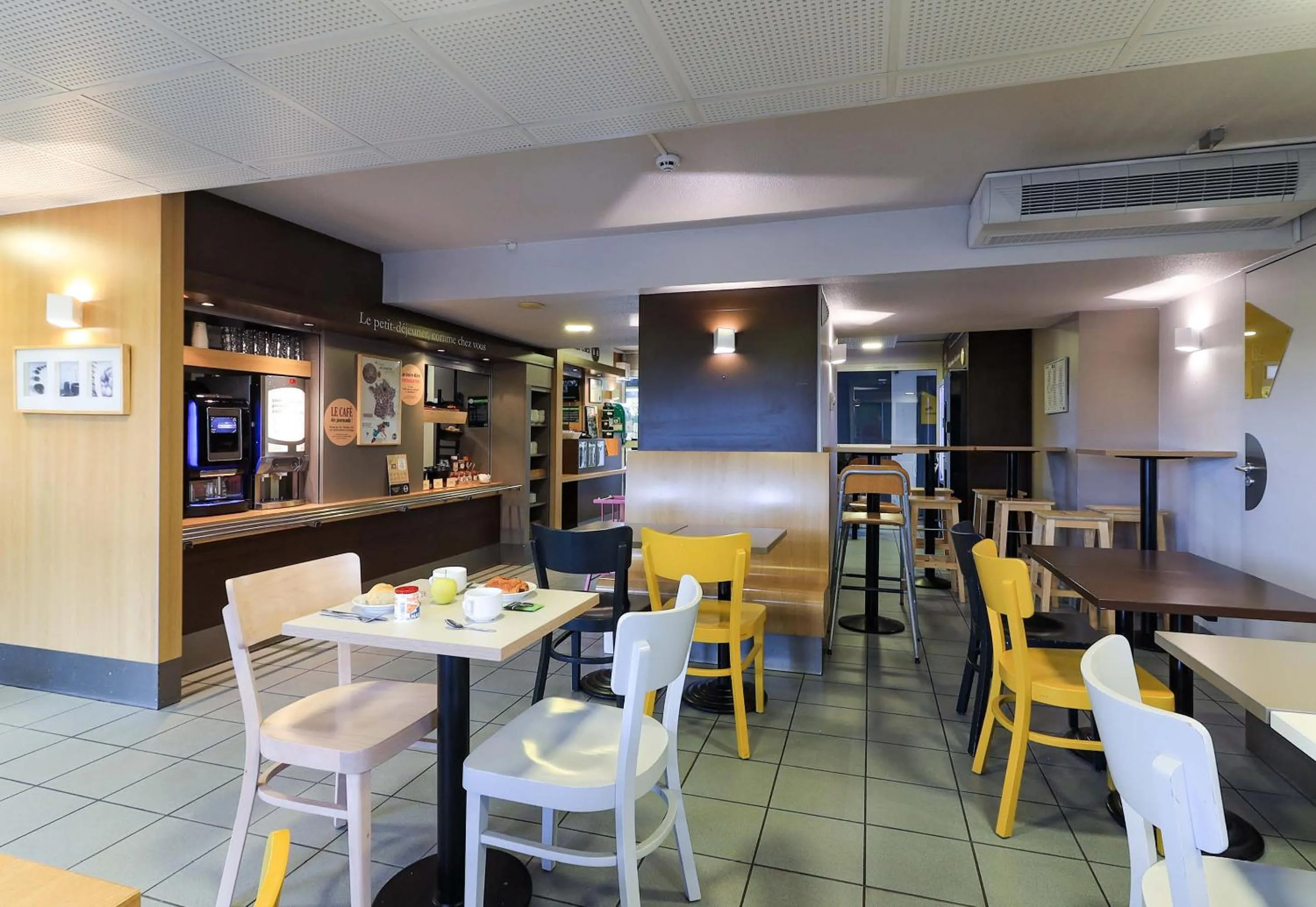 Restaurant/places to eat in B&B HOTEL Dijon Marsannay