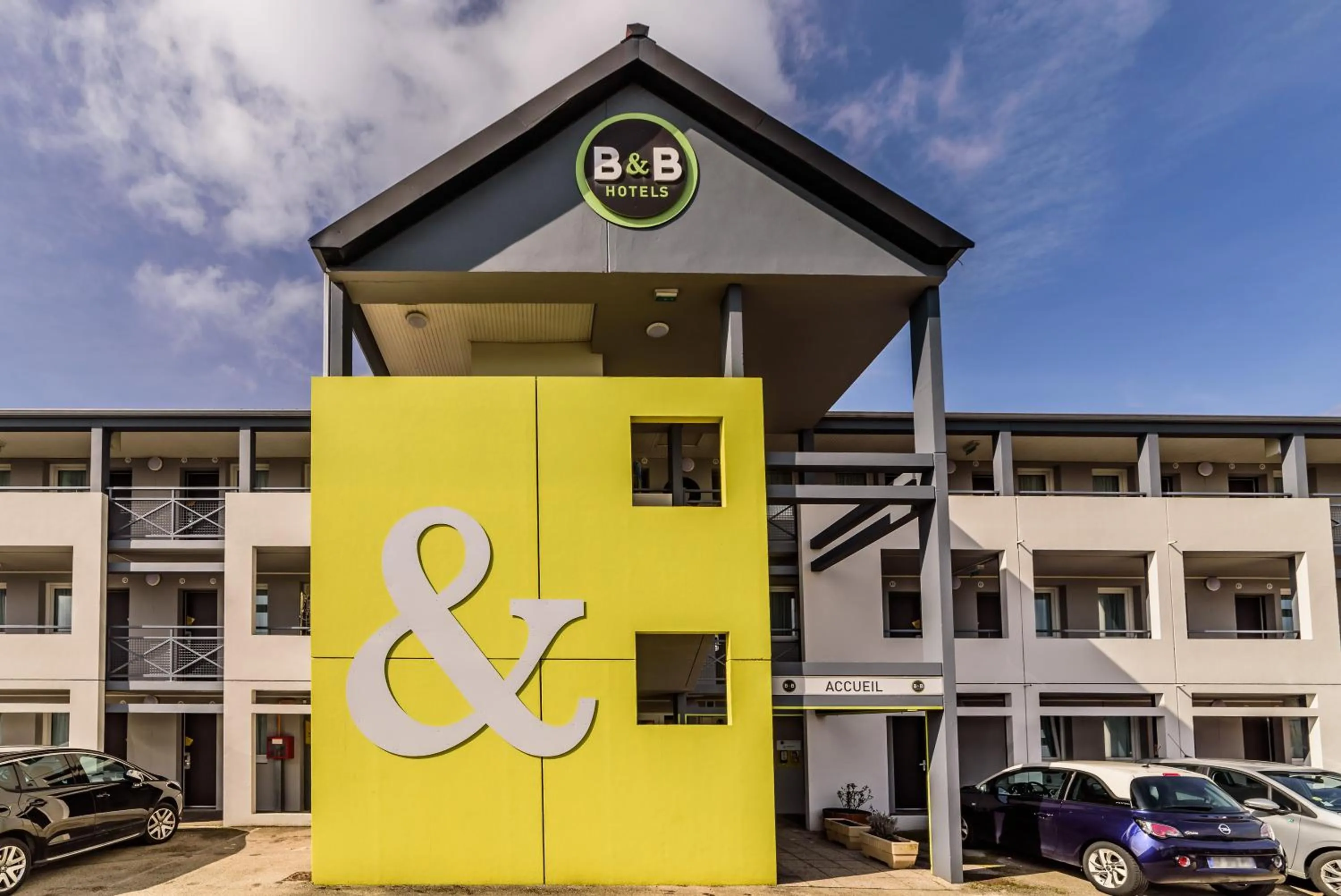 Facade/entrance in B&B HOTEL Dijon Marsannay