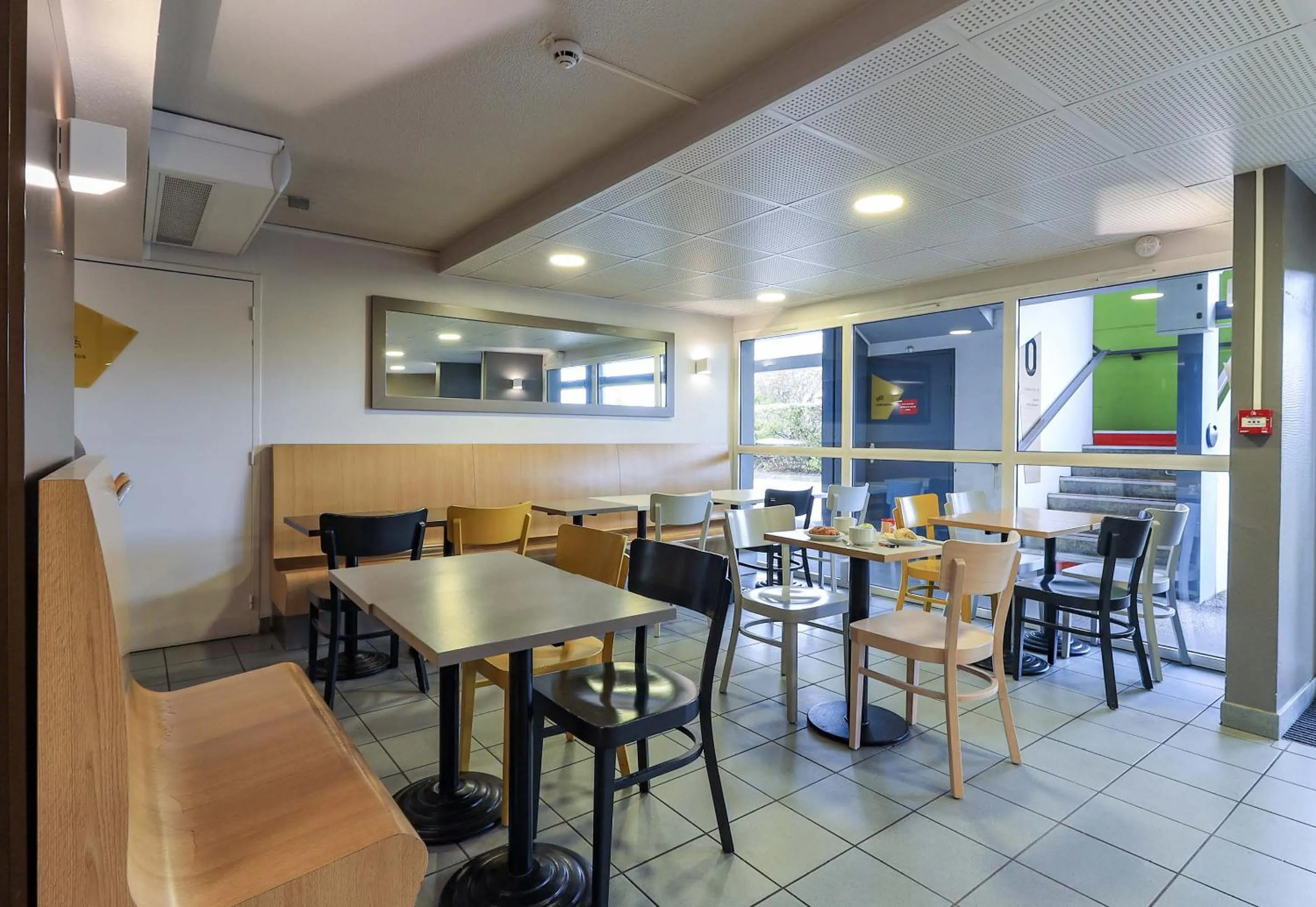 Restaurant/places to eat in B&B HOTEL Dijon Marsannay