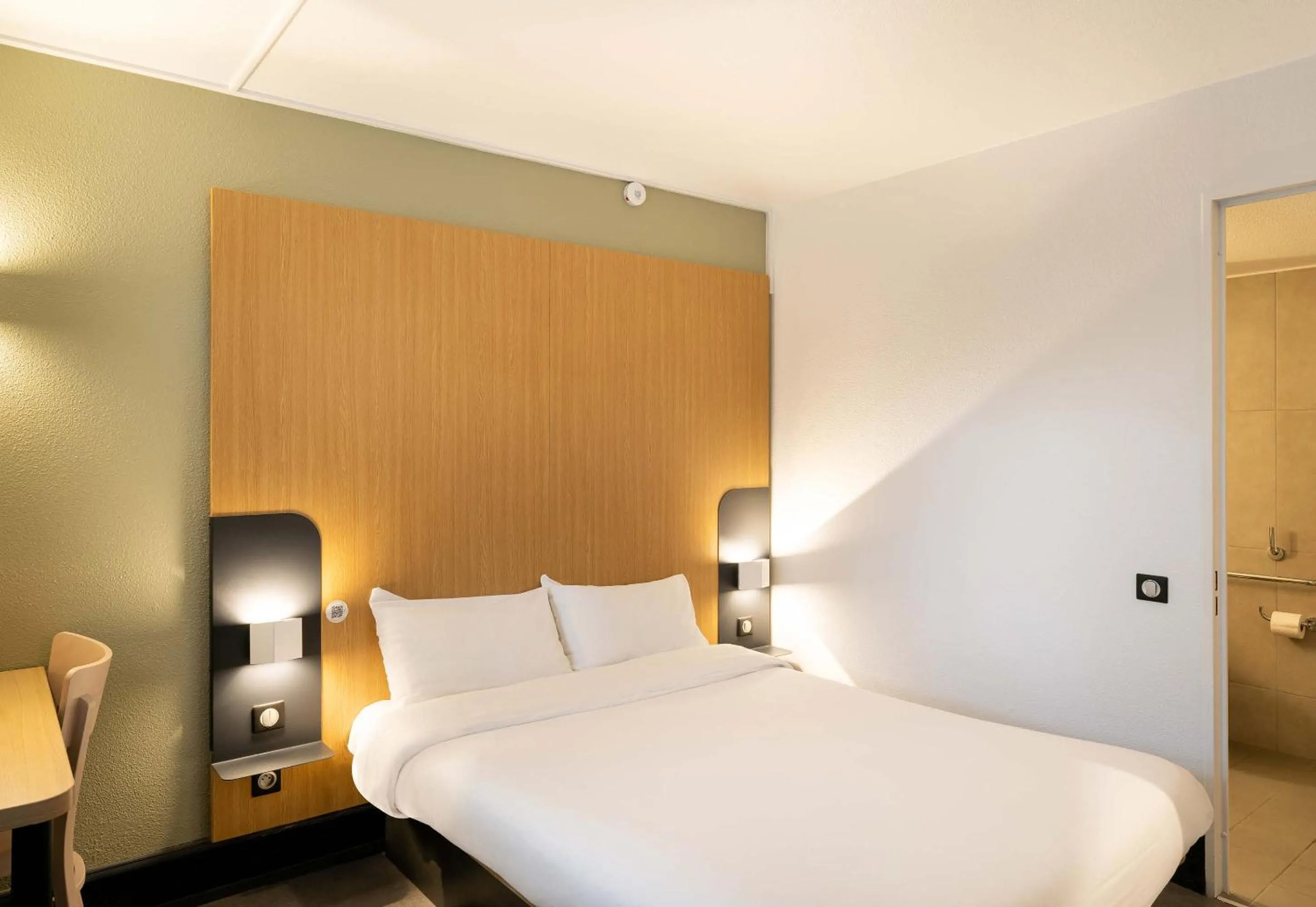 Bedroom, Bed in B&B HOTEL Vannes Est Golfe du Morbihan