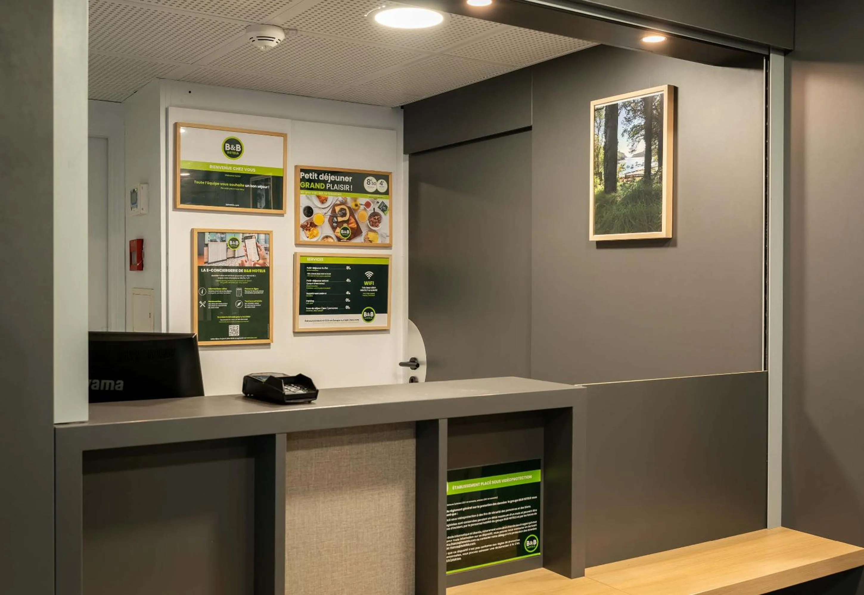 Lobby or reception in B&B HOTEL Vannes Est Golfe du Morbihan