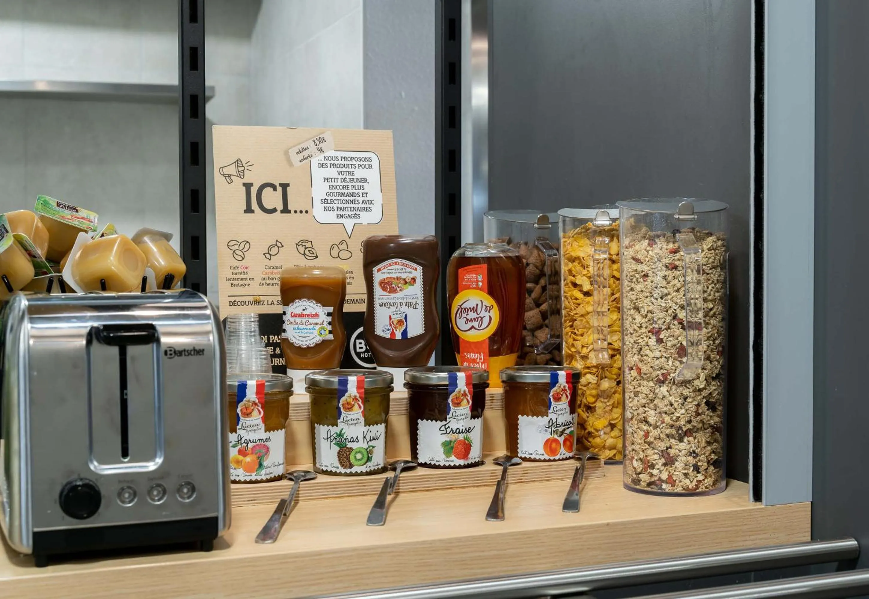 Buffet breakfast in B&B HOTEL Vannes Est Golfe du Morbihan