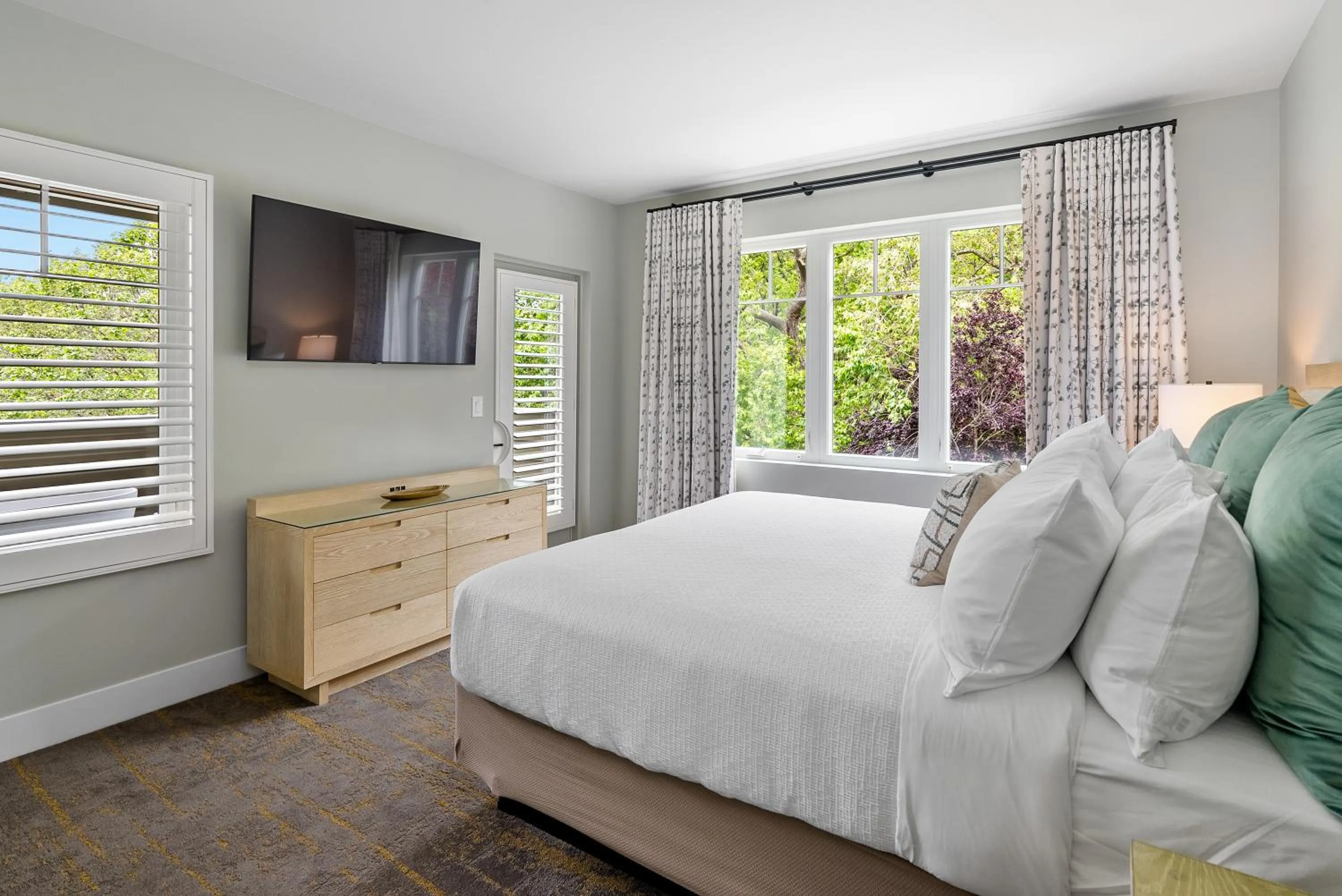 TV and multimedia in Avila Village Inn