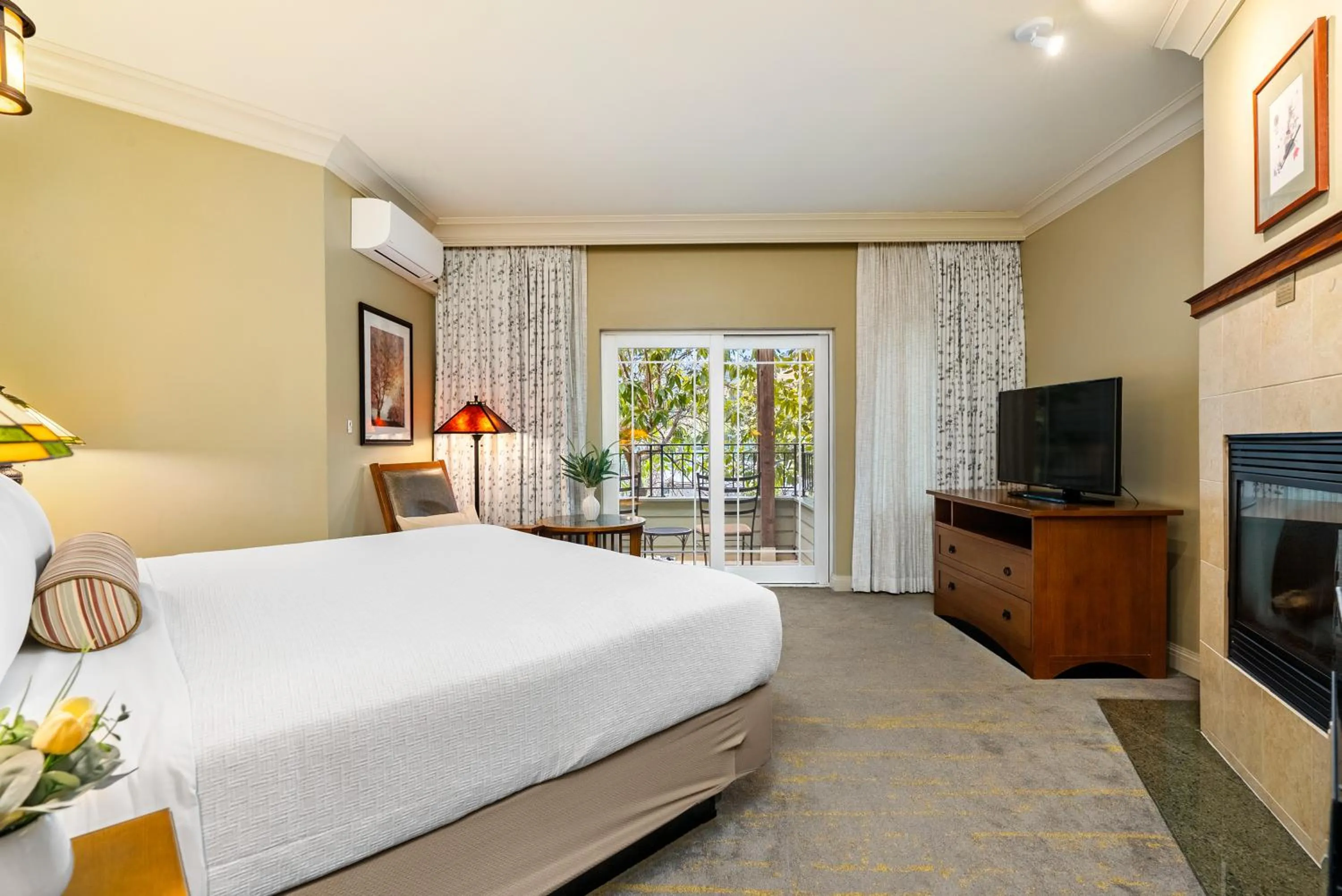 TV and multimedia in Avila Village Inn