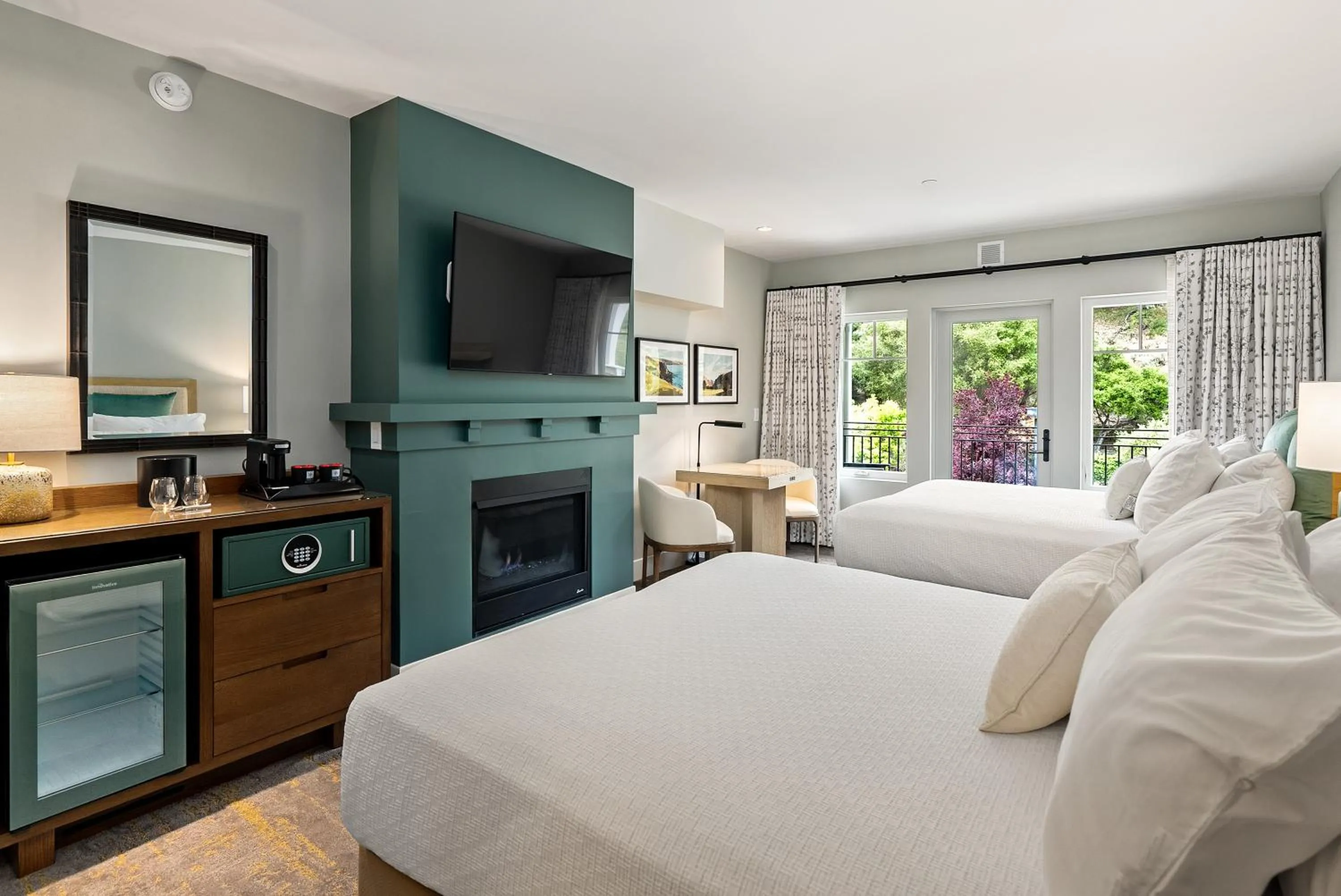 TV and multimedia in Avila Village Inn