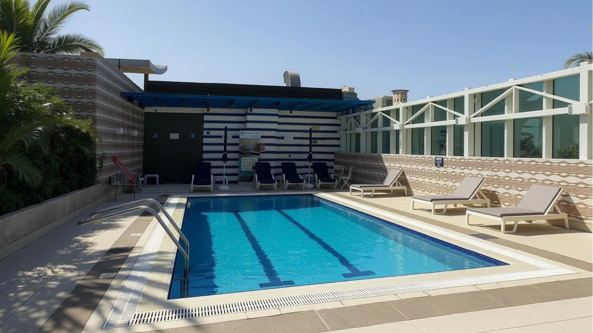 Swimming pool in Queen Palace Hotel
