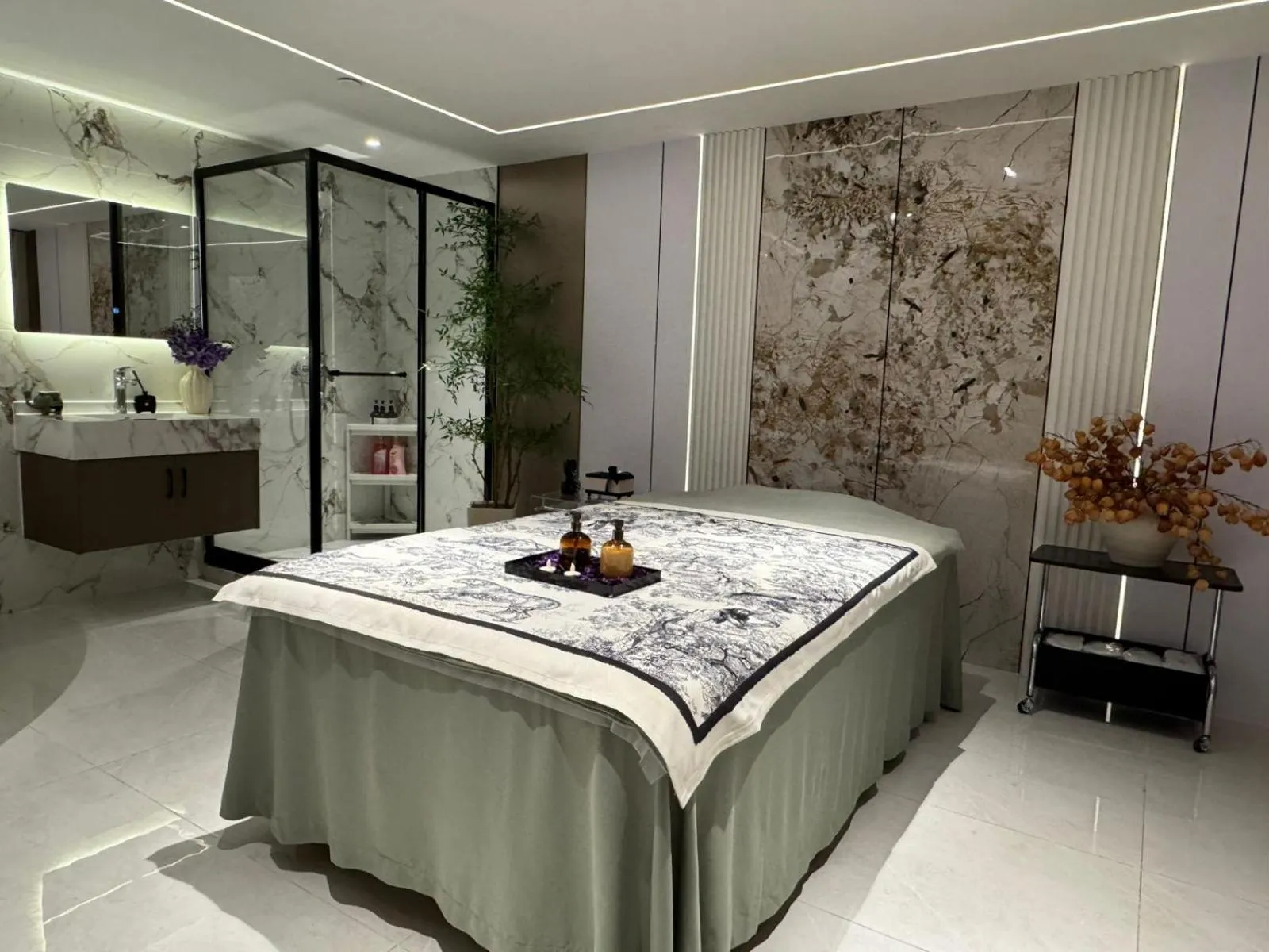 Bed in Queen Palace Hotel