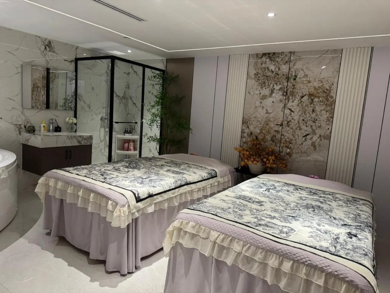 Bed in Queen Palace Hotel