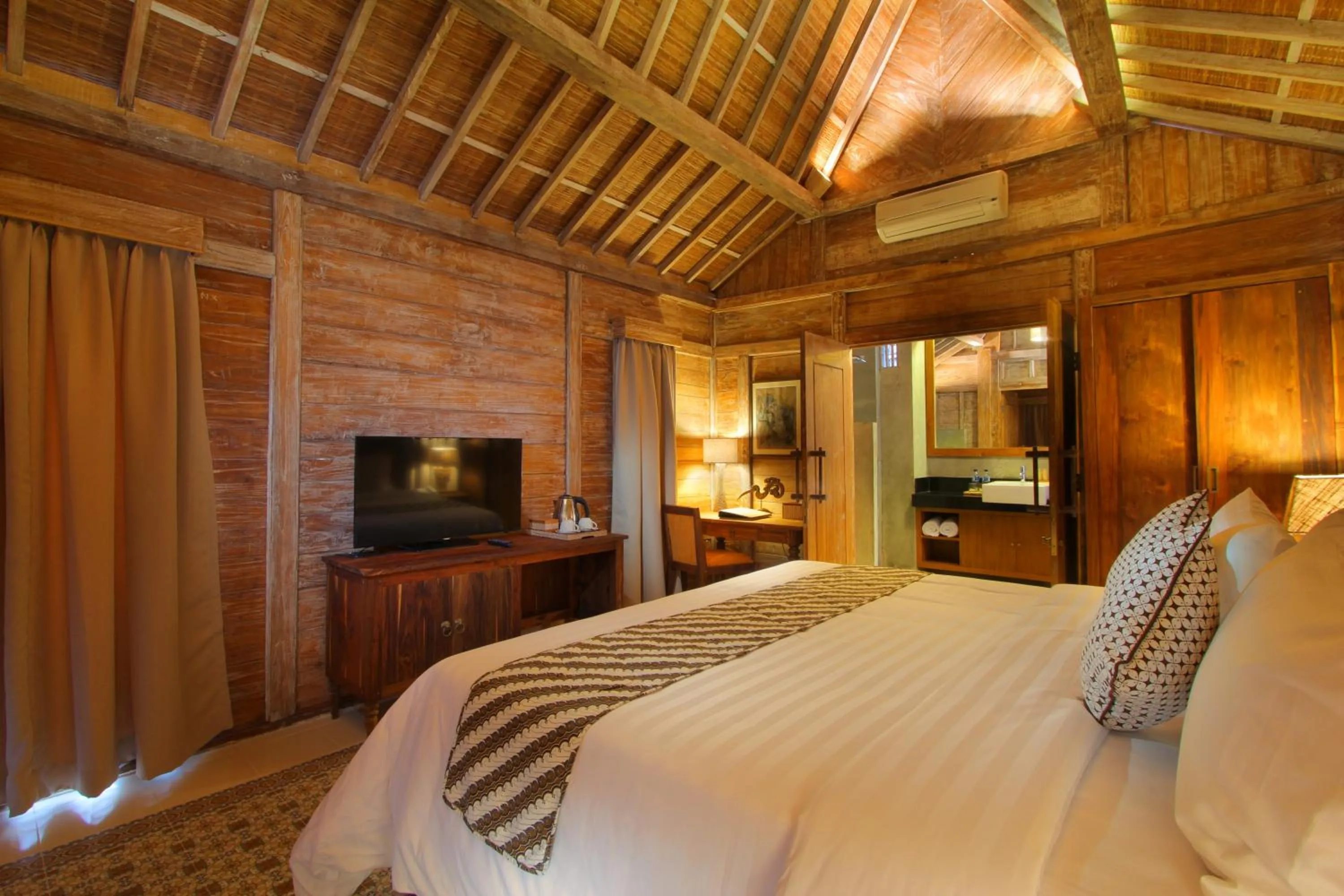 TV and multimedia, Bed in Suarti Boutique Village