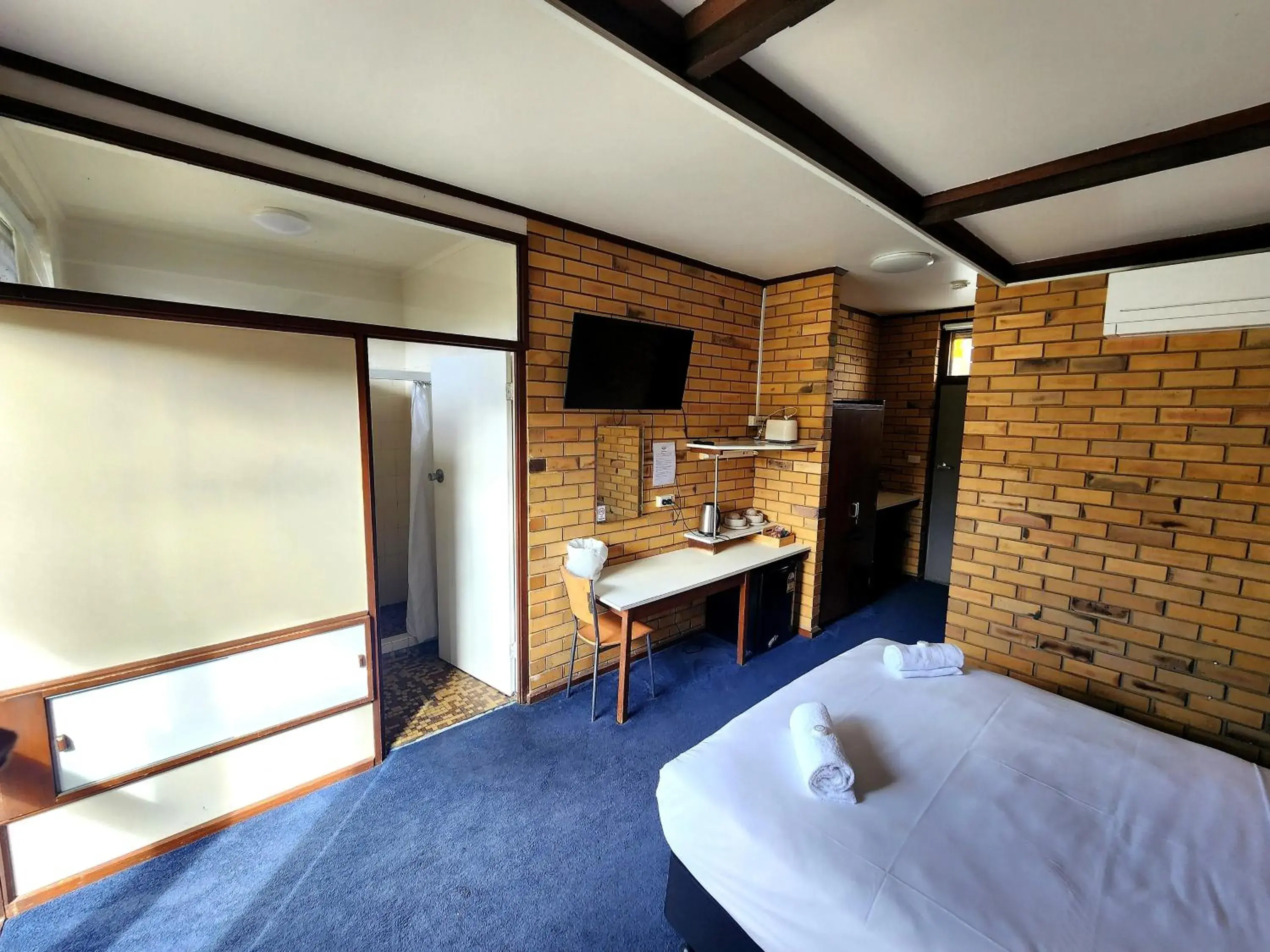 Queen Room in Fish Creek Hotel Queen Room in Fish Creek Hotel