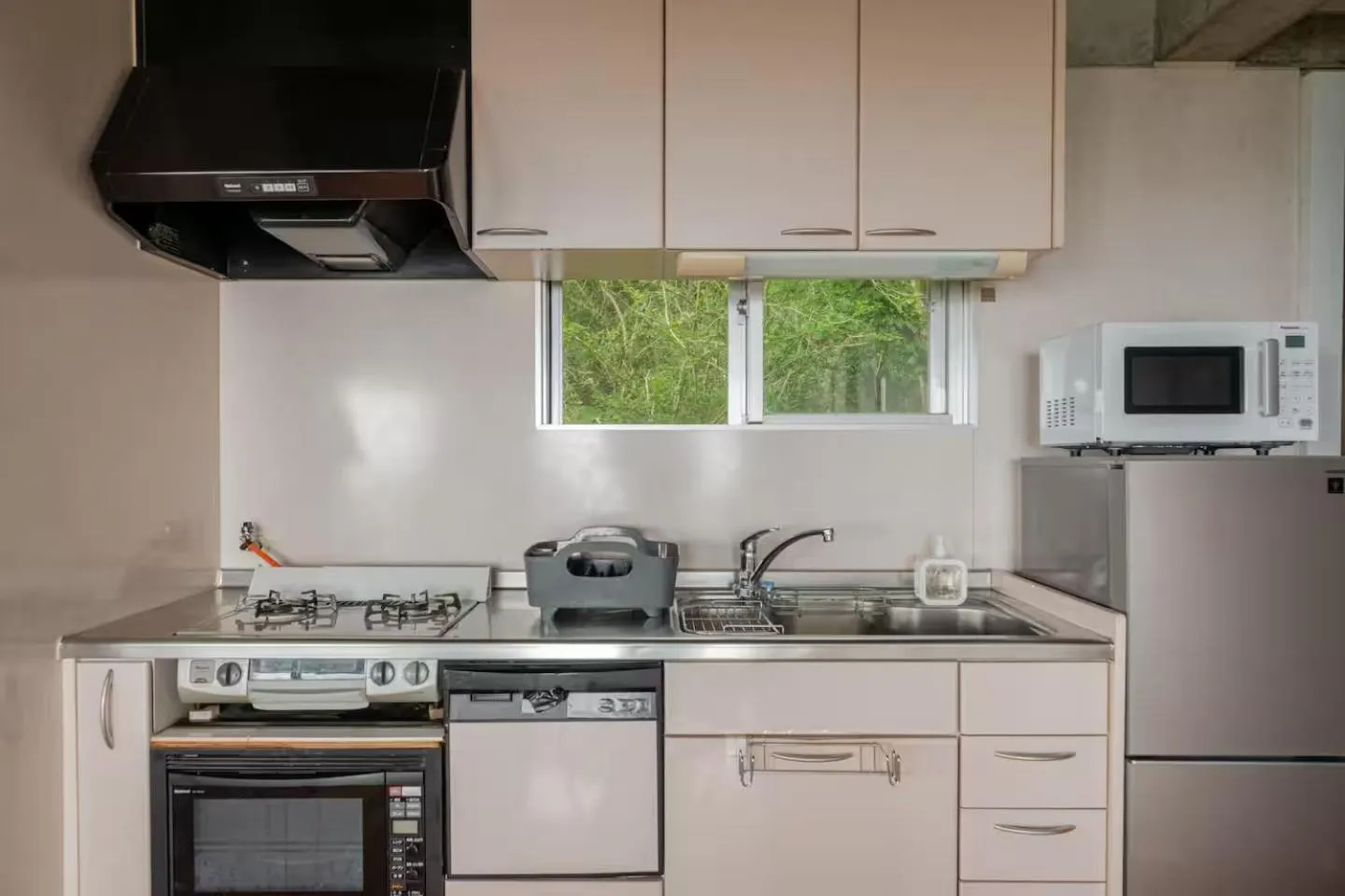 Kitchen or kitchenette in PANORAMA Ocean View Cottage