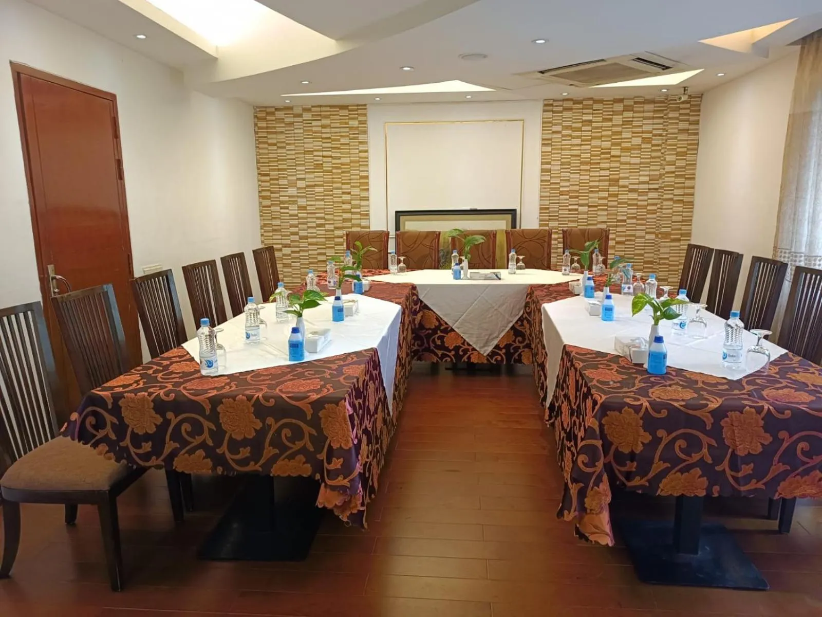 Restaurant/places to eat in Hotel Bengal Canary Park