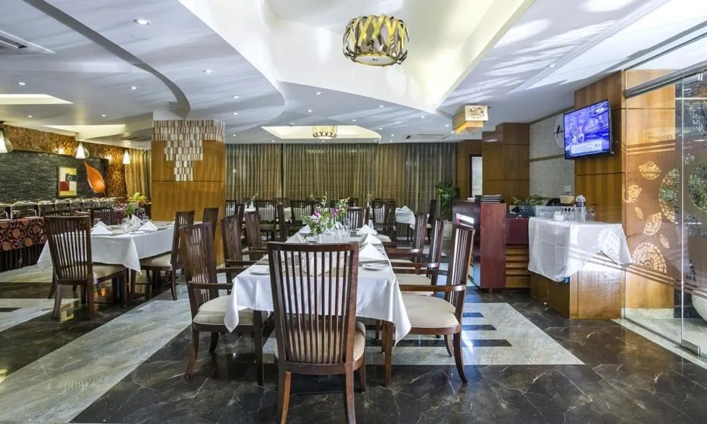 Restaurant/places to eat in Hotel Bengal Canary Park