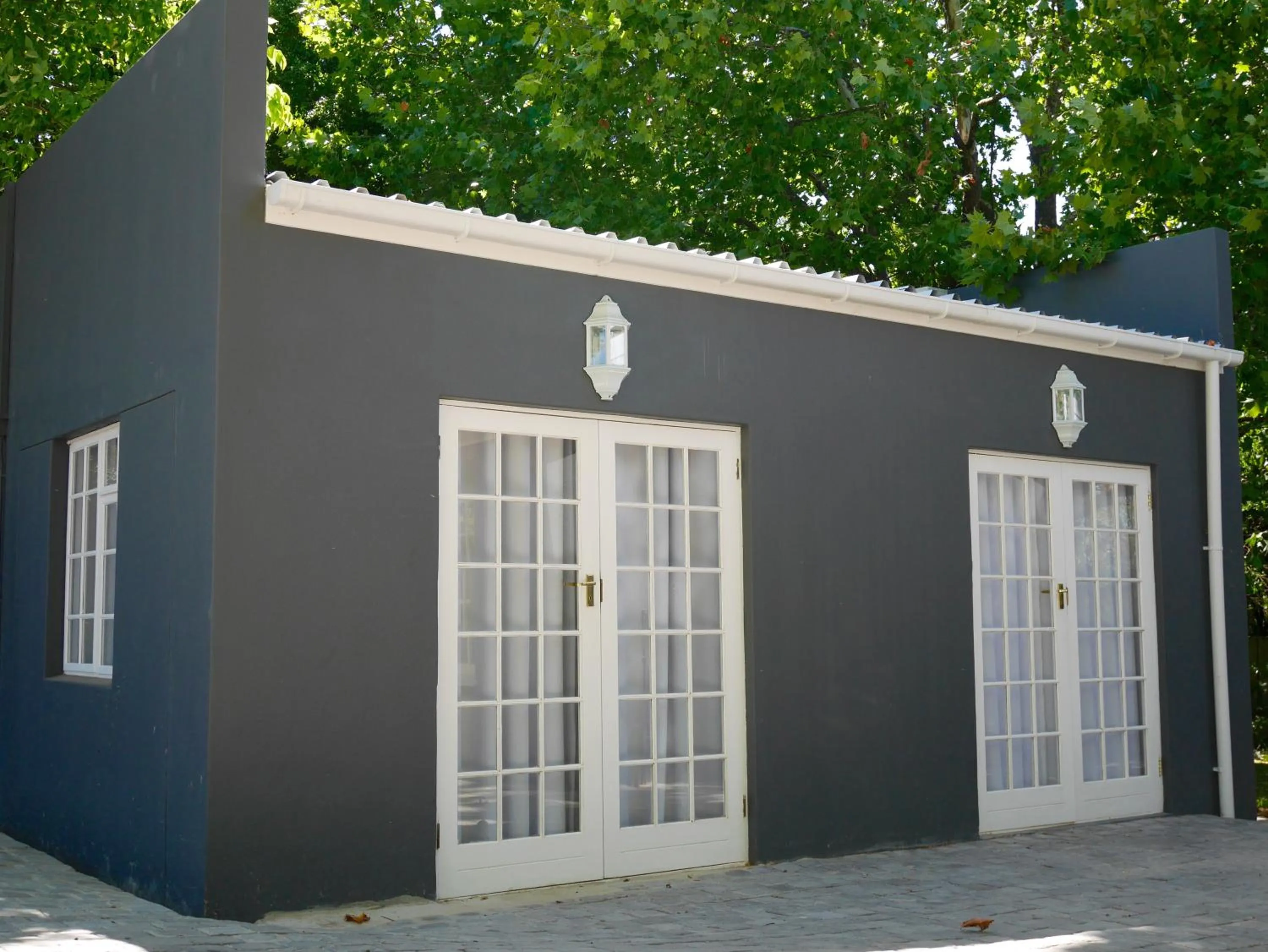 Facade/entrance in The Garden Shed Guest House