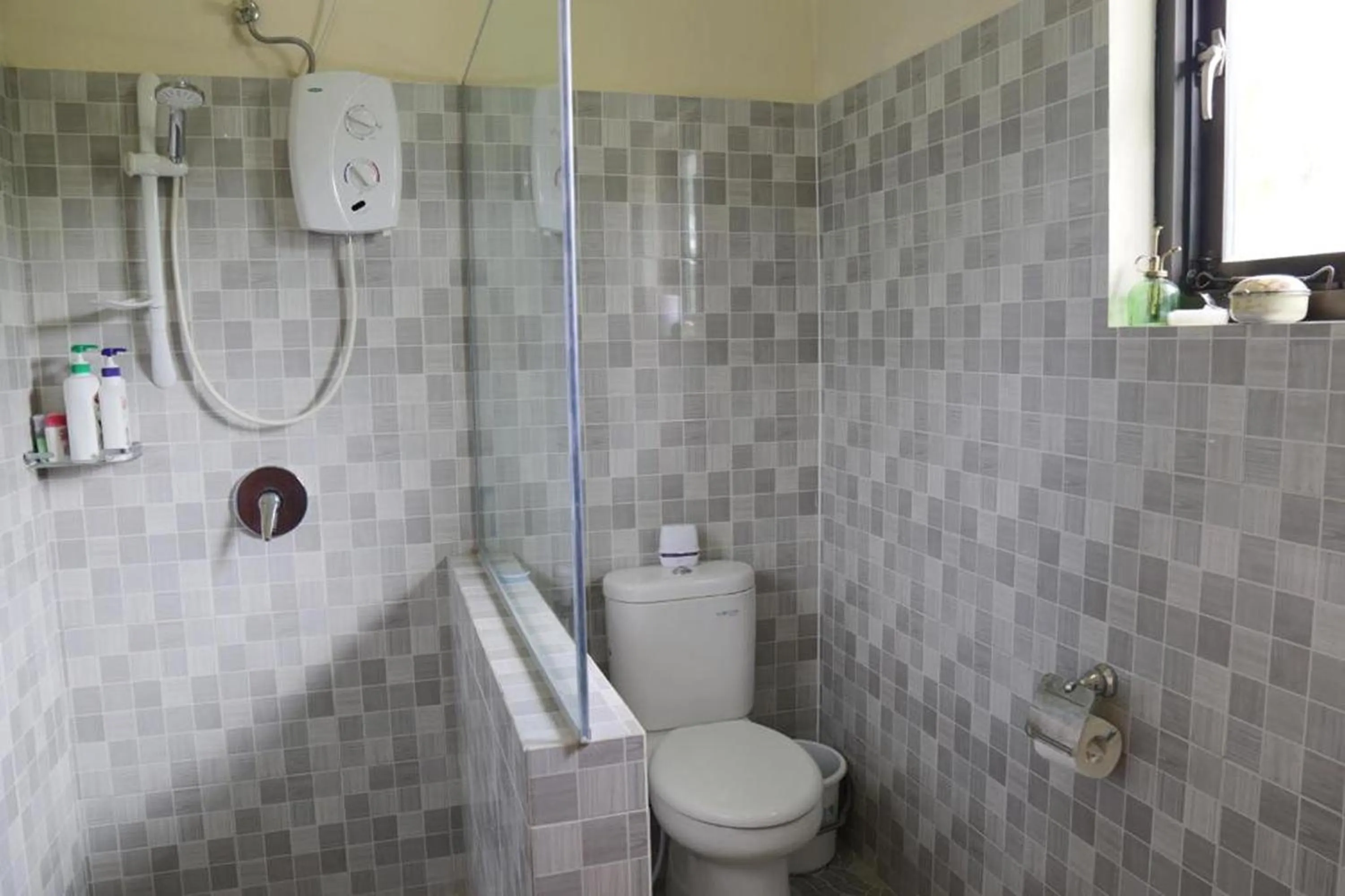 Shower in Whiterose Guesthouse