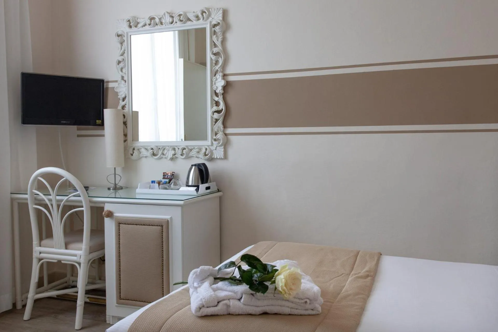 Coffee/tea facilities, Bed in Hotel Olimpia