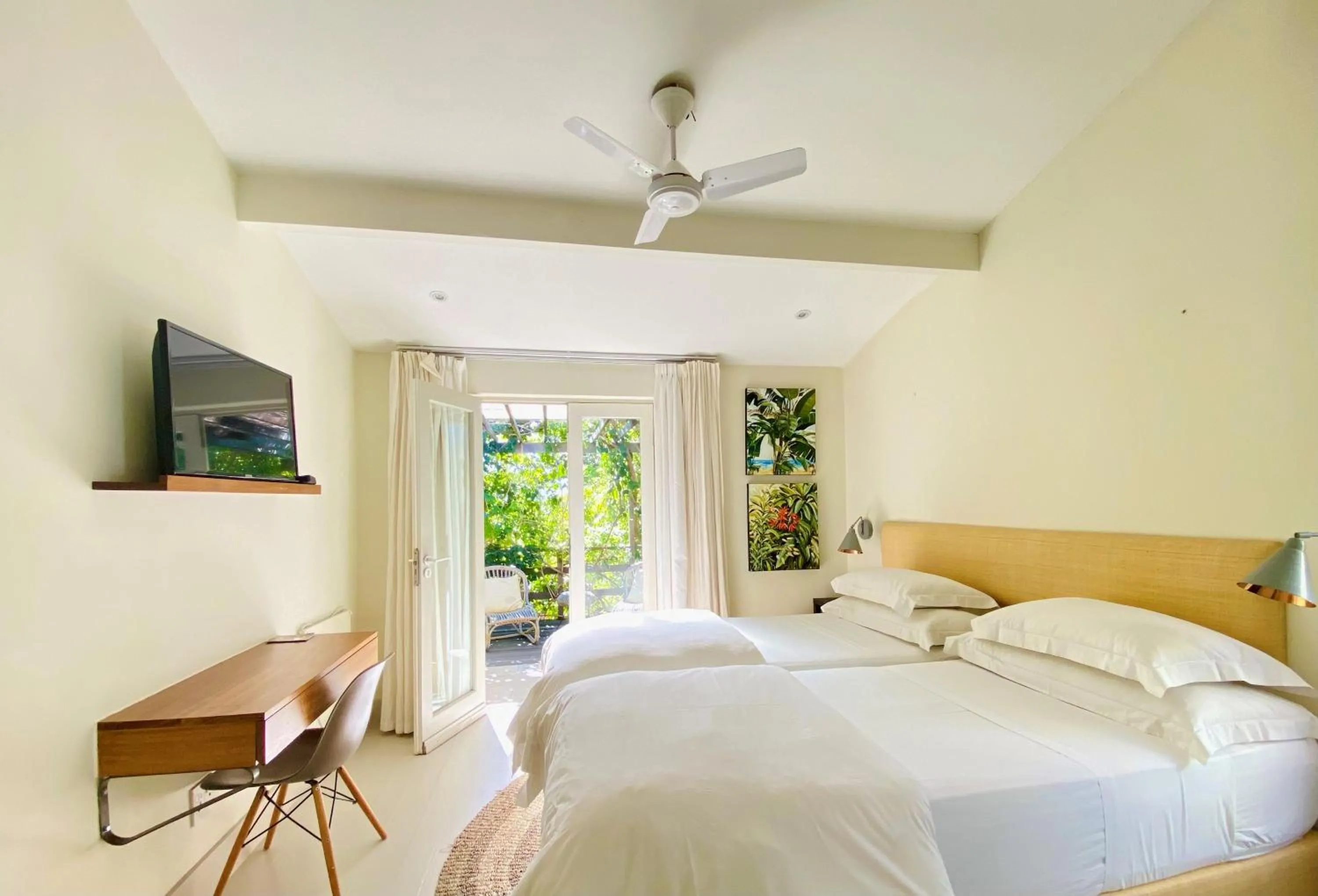 Communal lounge/ TV room, Bed in Cape Standard Guest House