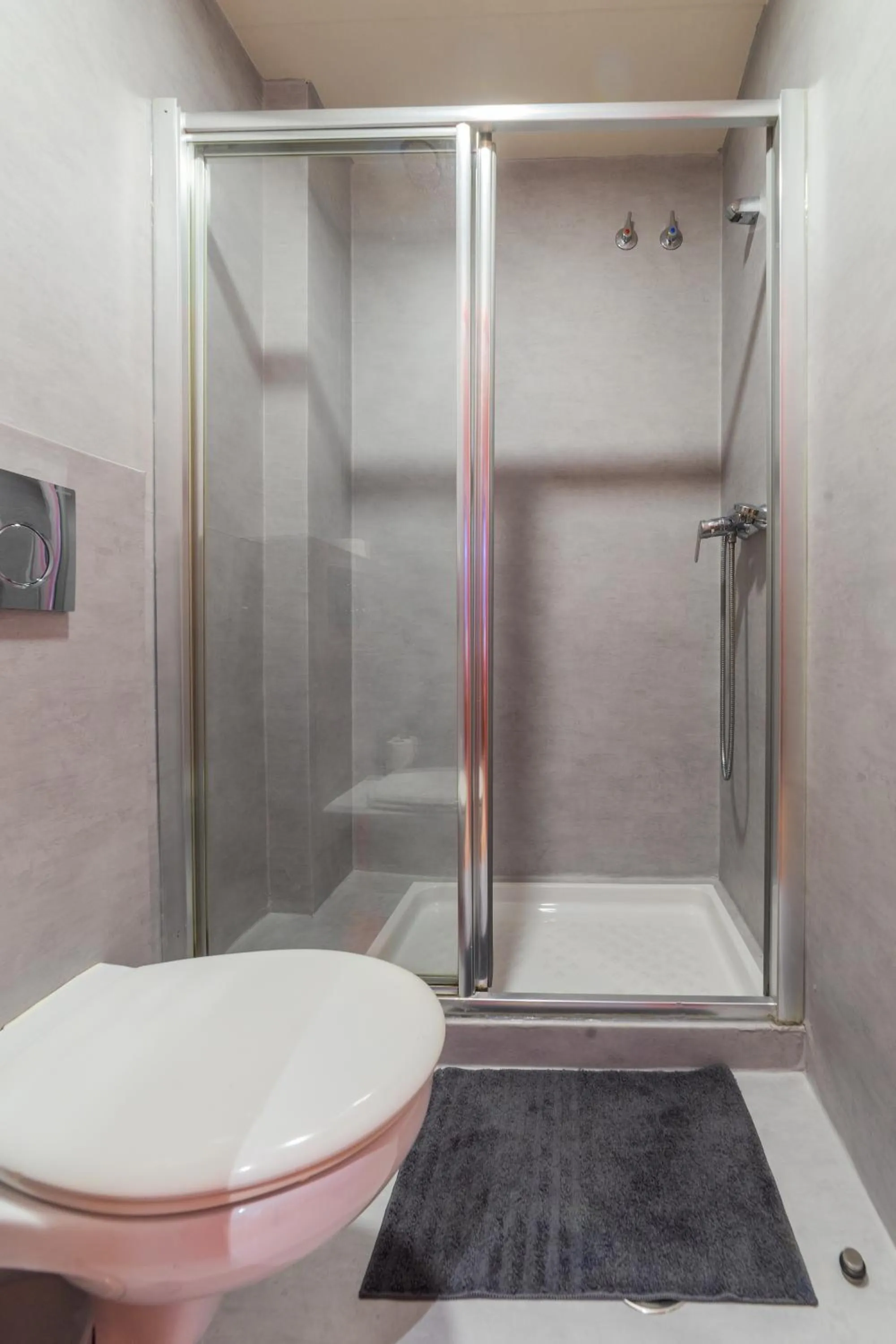 Toilet in Ok Hostel Madrid