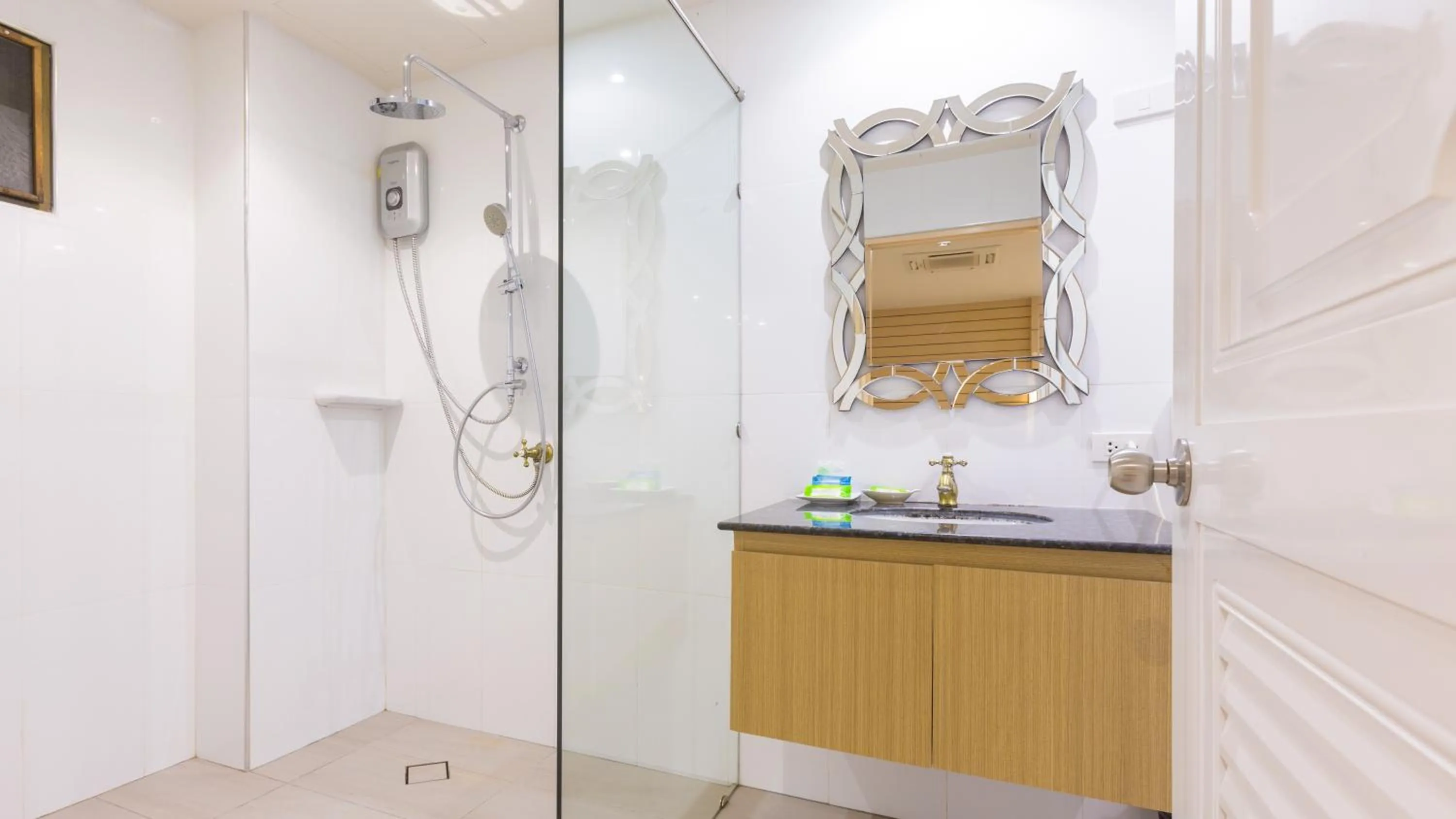 Shower in Anda Beachside Hotel