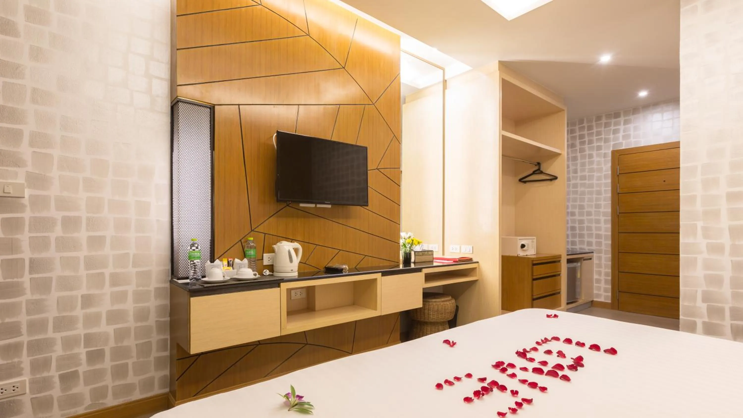 TV and multimedia, Bed in Anda Beachside Hotel