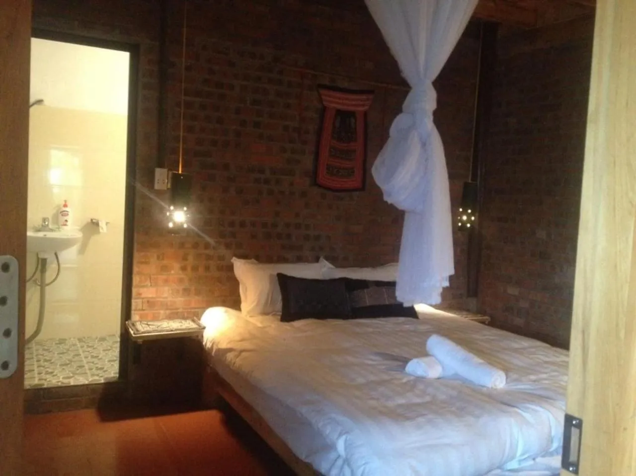 Shower, Bed in Luckydaisy Buffalo House