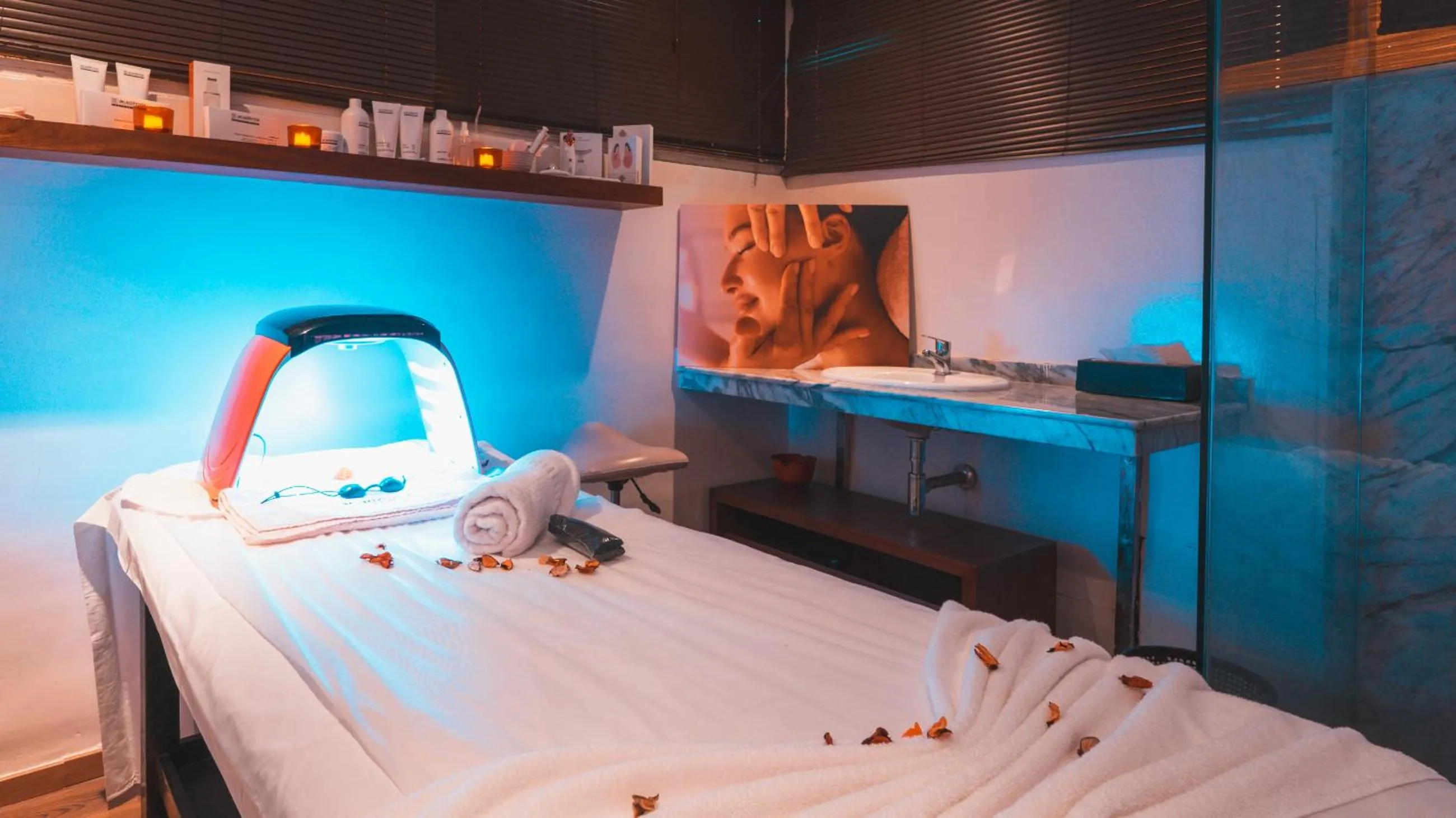 Massage, Bed in The Fourteen Luxury Boutique Hotel & SPA